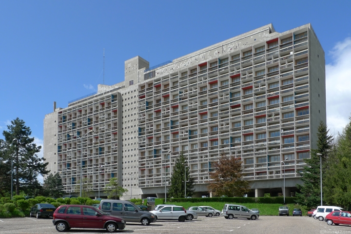 L'émetteur de Radio Ondaine installé sur le toit de l'immeuble Le Corbusier avant le passage de la tempête