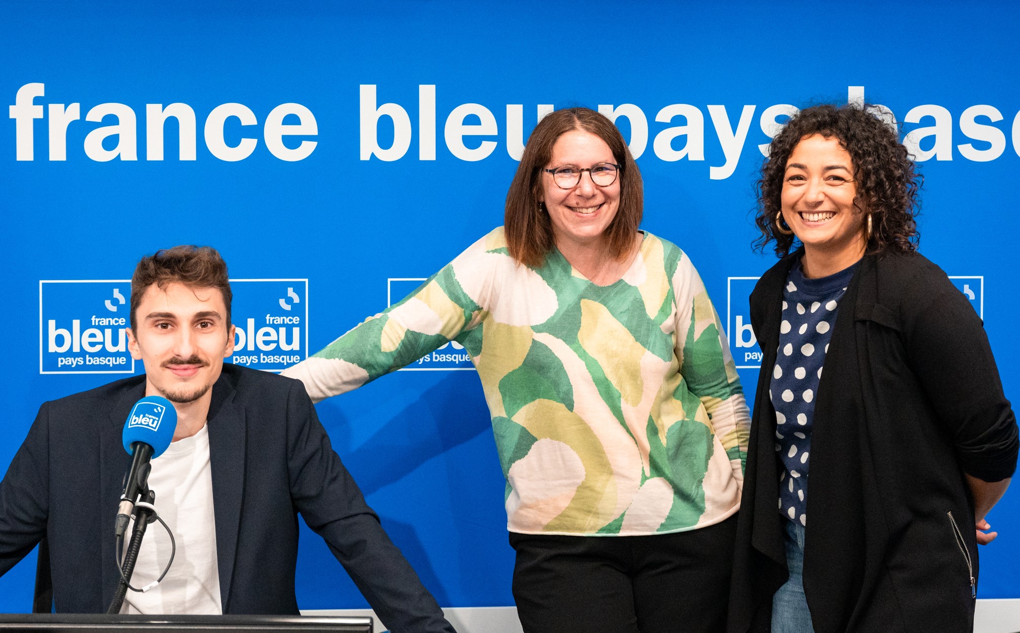 Les matinaliers (de gauche à droite) : Lucas Aizpurua (animateur), Oihana Larzabal (journaliste) et Wassila Guittoune (journaliste) © Mathieu Prat