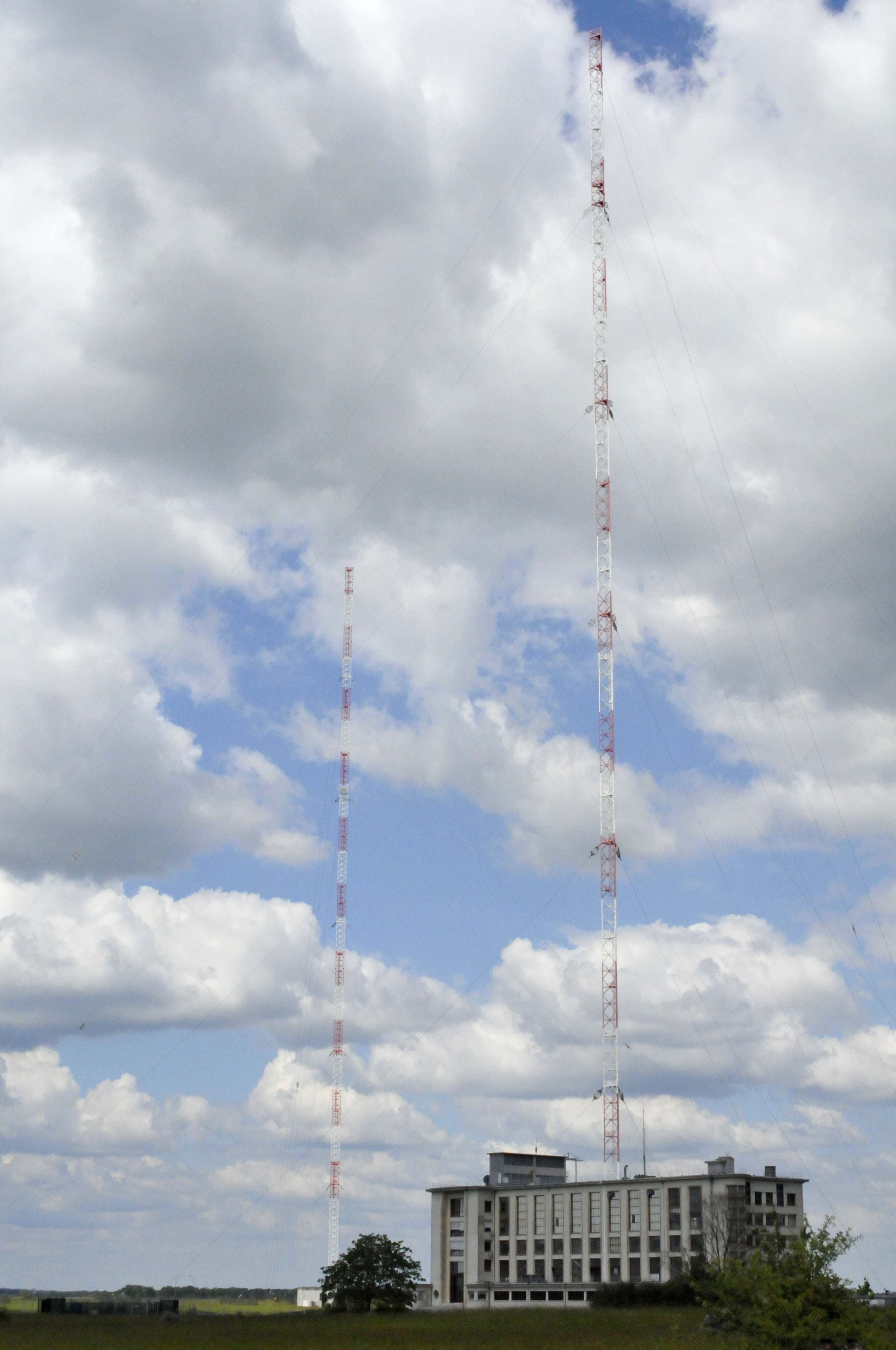 L'émetteur d'Allouis (Cher) diffuse les programmes de France Inter en grandes ondes sur la fréquence 162 kHz