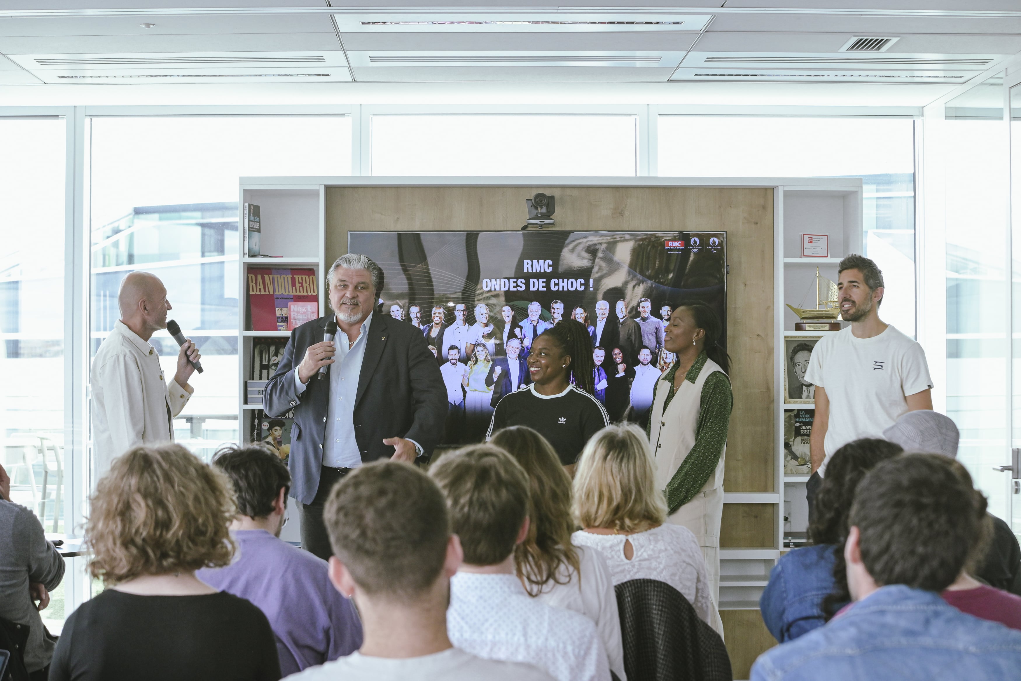 Une partie des 18 consultants RMC réunis autour de David Douillet lors de la conférence de presse de présentation du dispositif RMC pour les JO. © ABACA PRESS.