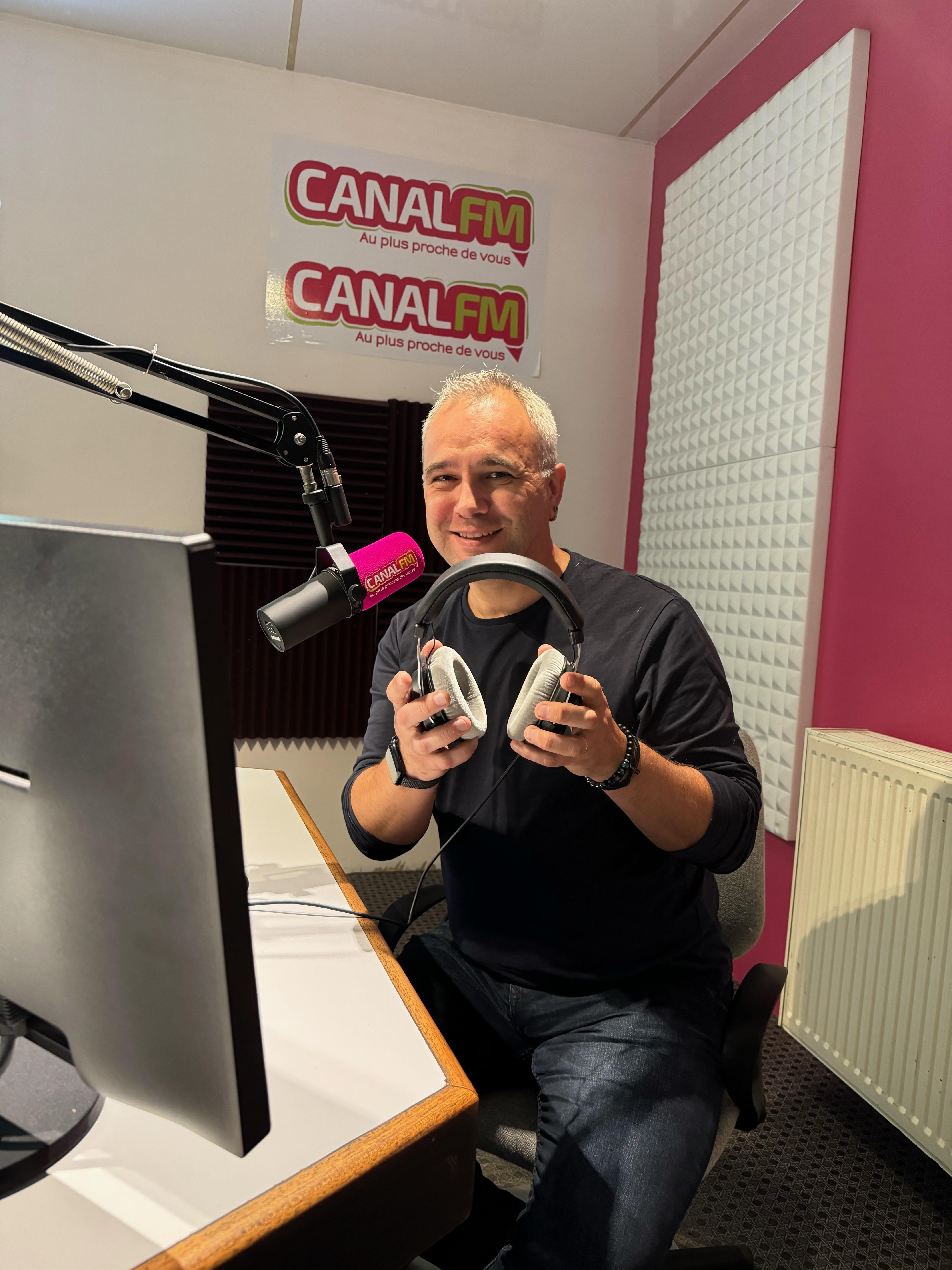 Angy Mayeux, directeur d’antenne de Canal FM depuis 2014, dans les locaux de la radio à Aulnoye-Aymeries. © Canal FM.