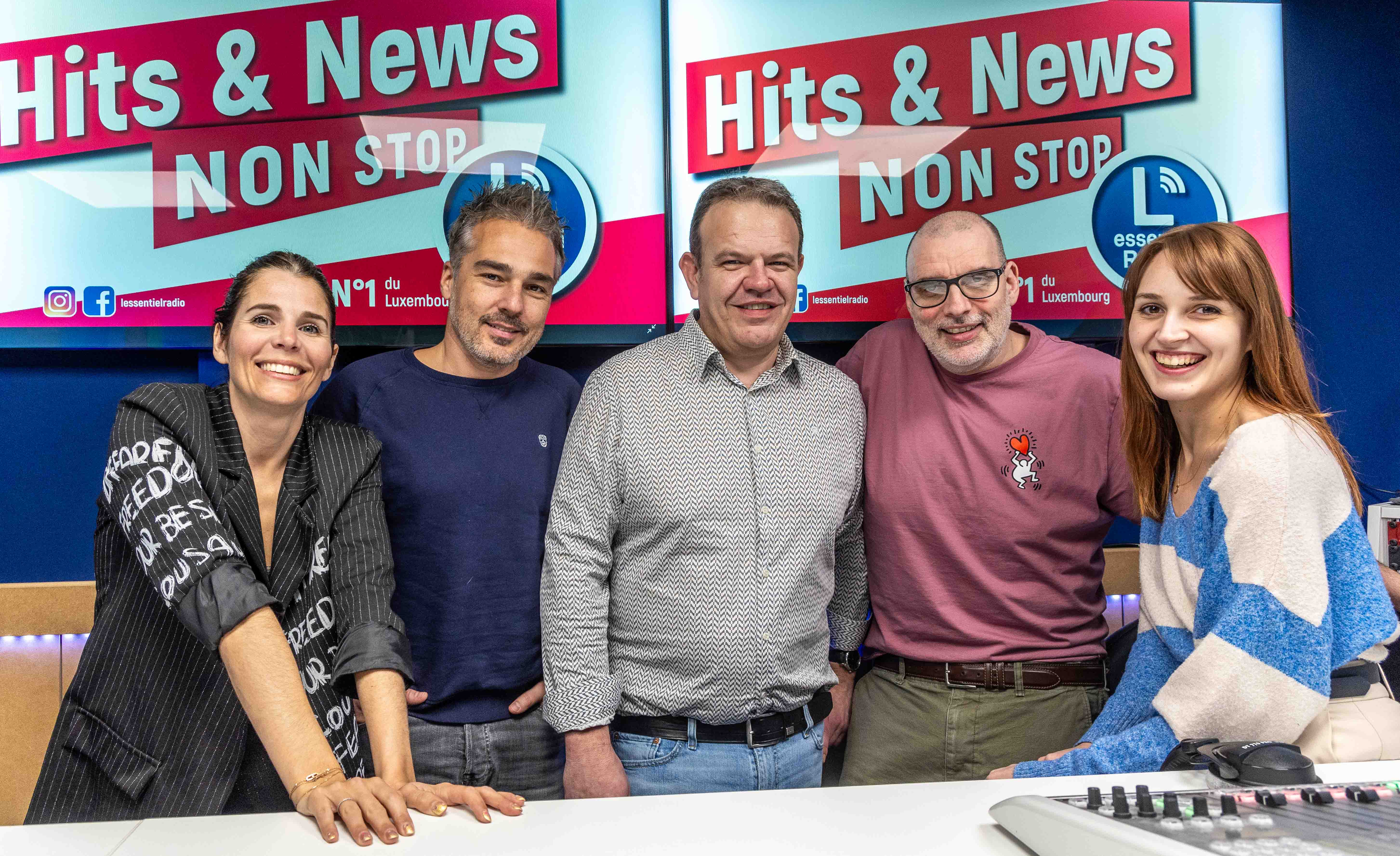 Sam Tabart, entouré des animateurs de L’Essentiel Radio. © L’Essentiel Radio.