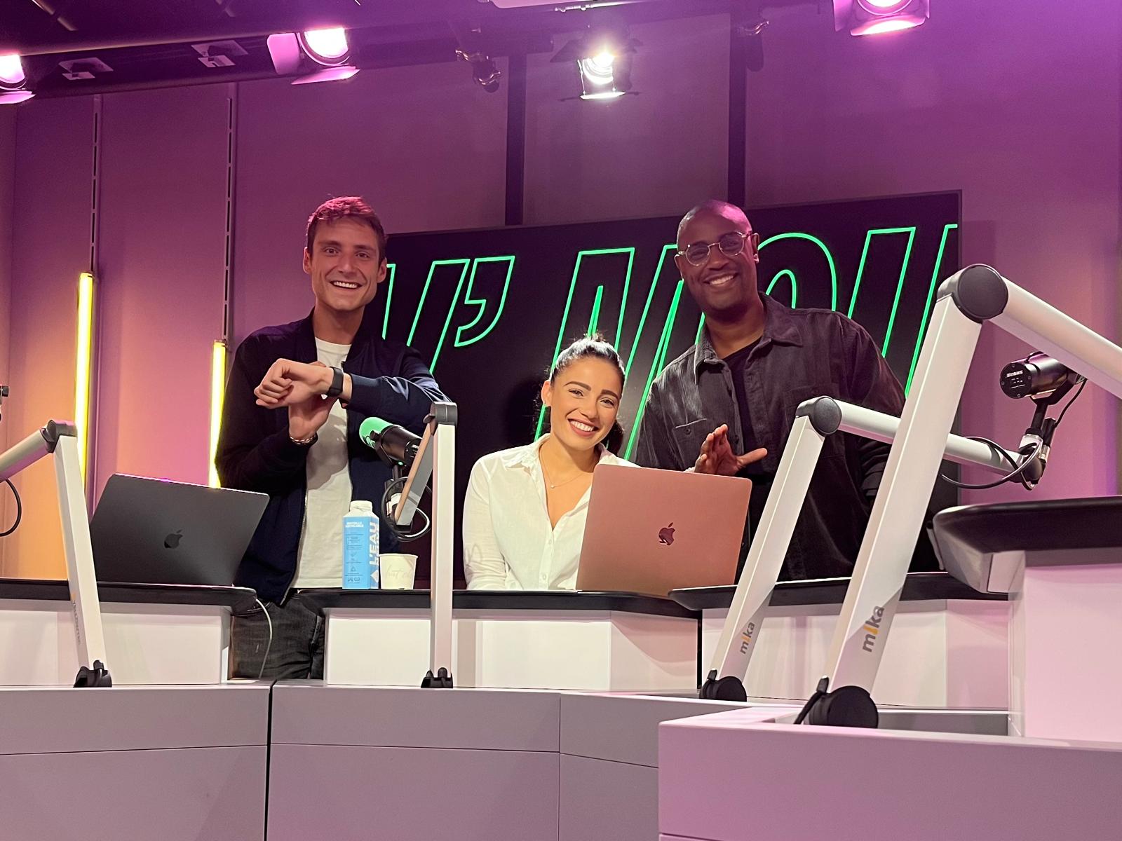 Une partie de l'équipe de la matinale de Mouv' (de gauche à droite) : Jules Thiébaut, Virginie Hilssone-Lévy, DJ First&nbsp;Mike. © Radio France - Mouv'.