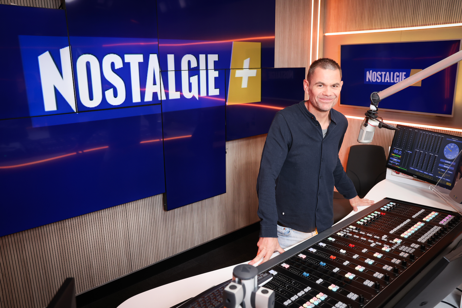 Cédric Goffart présente "Happy Days" sur Nostalgie+ © Stéphane de Coster