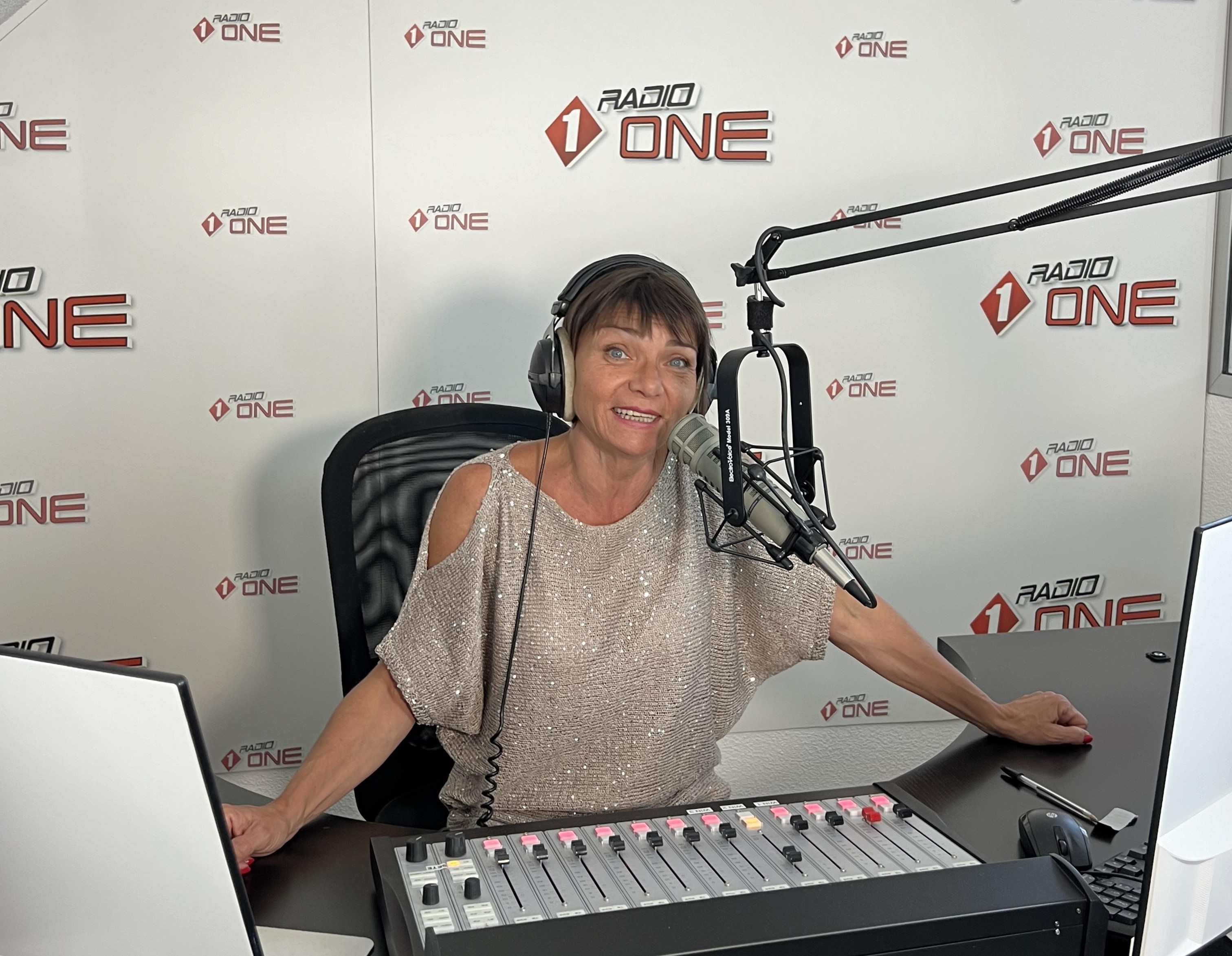 Sandrine Dez, transfuge du groupe NRJ, prend les commandes de la matinale de Radio One.