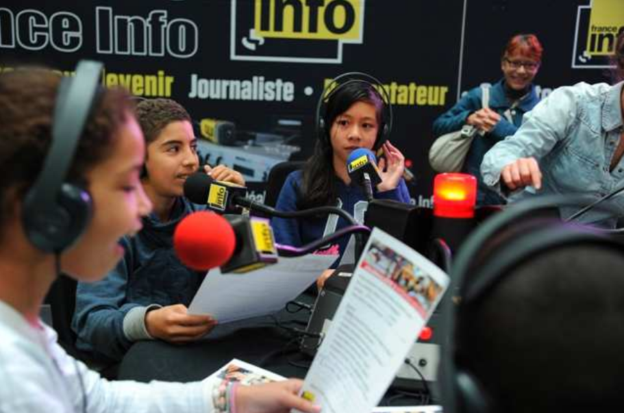 L'offre pédagogique scolaire de Radio France se concrétise notamment avec l'atelier radio "France Info Junior" © RF / Christophe Abramowitz