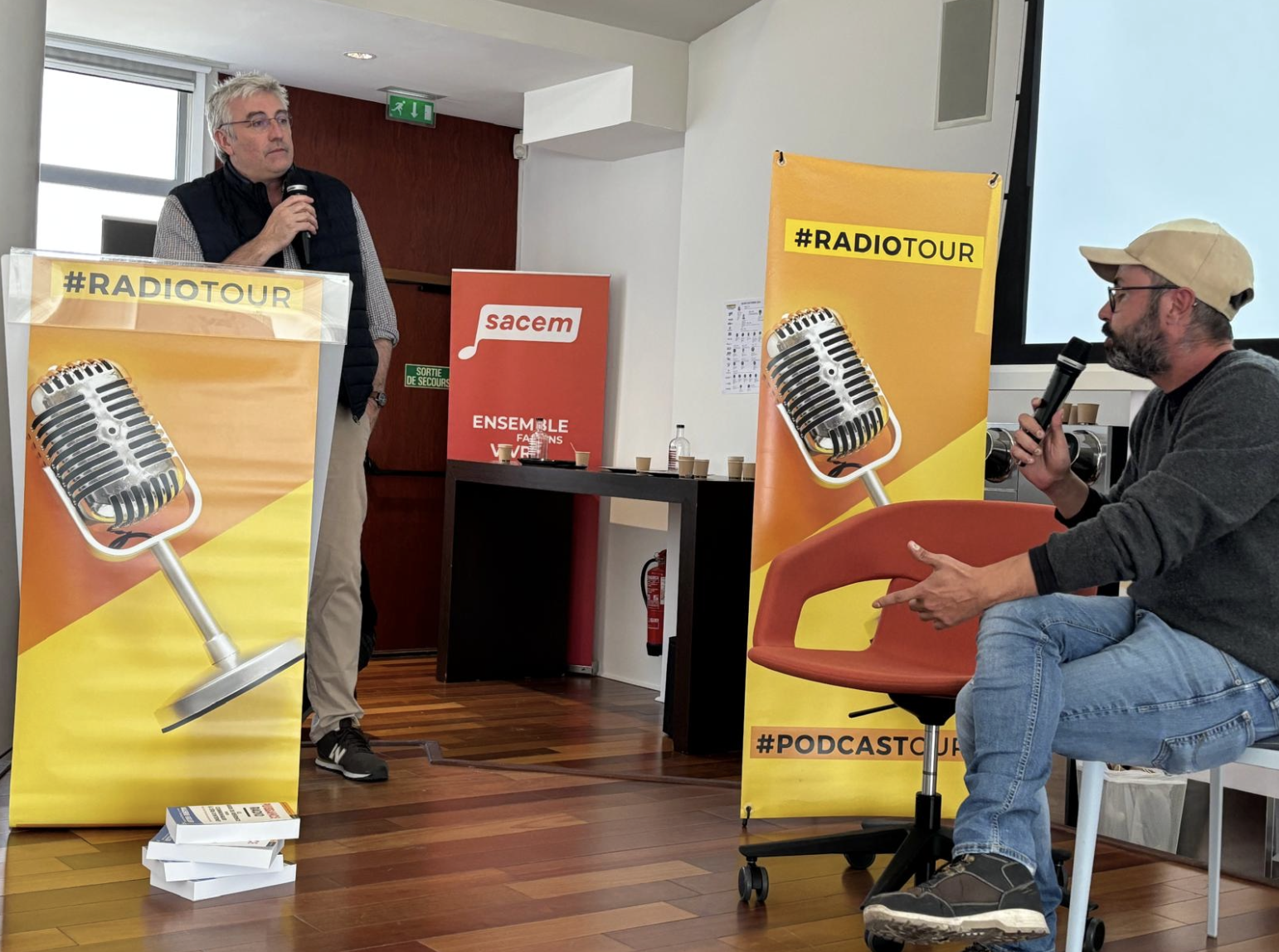 Bruno Bertrand, directeur d'antenne de Divergence FM à Montpellier, prépare son équipe et les auditeurs à une transition 100% numérique. Elle arrivera vite : le 1er janvier 2025 avec l'abandon de la fréquence 93.9