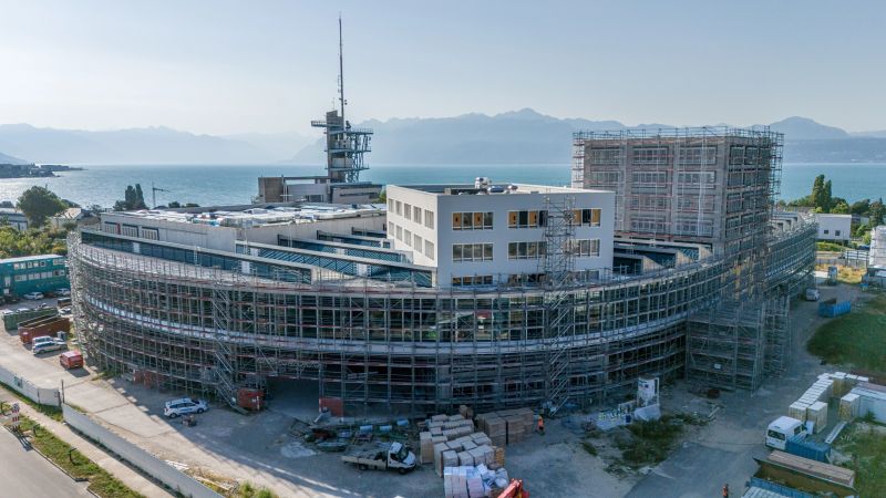 Le nouveau bâtiment abritera les activités actuellement localisées dans le bâtiment de La Sallaz et ses chaînes radios, et les cars de reportage situés à Meyrin ©&nbsp;RTS / Laurent Bleuze