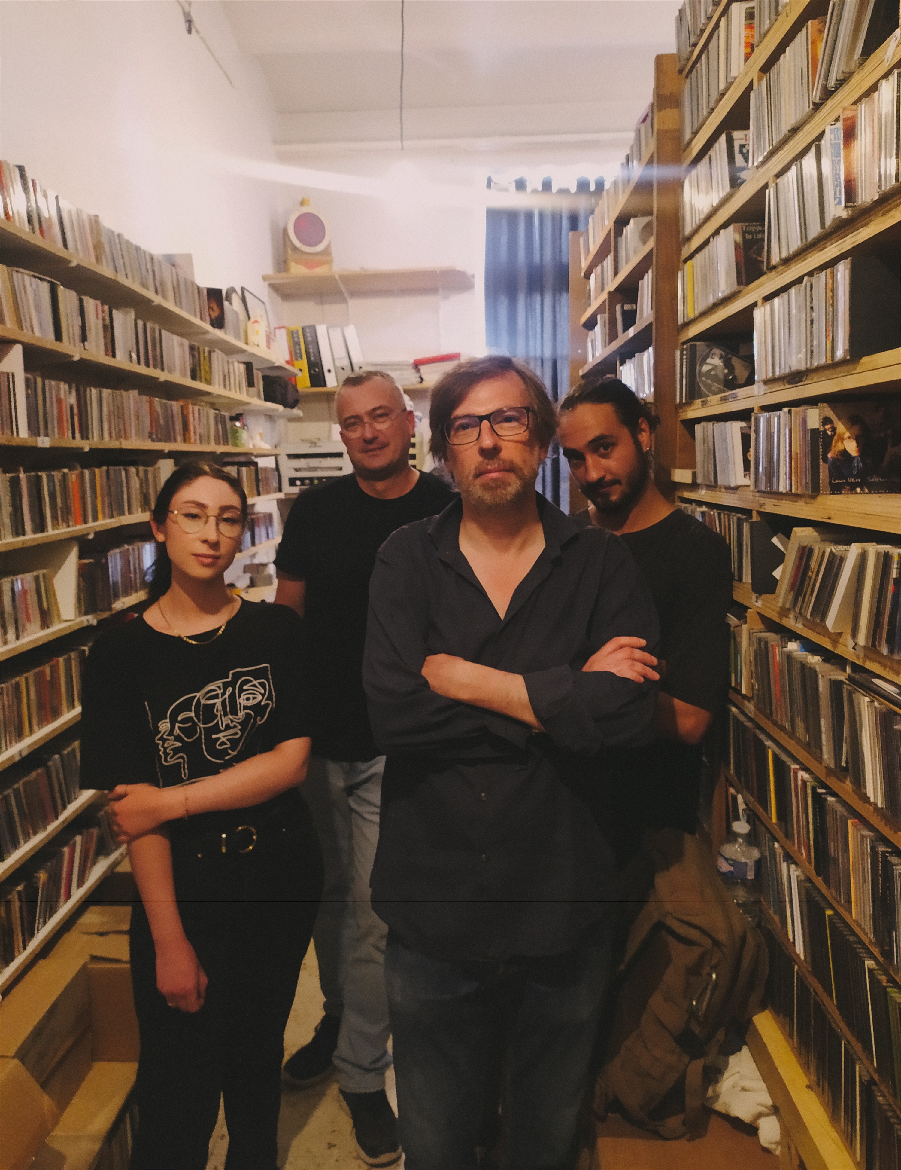 Stéphane Tosi, directeur des programmes, entouré de bénévoles dans une partie de la discothèque de L'Eko des Garrigues. © L’Eko des Garrigues.