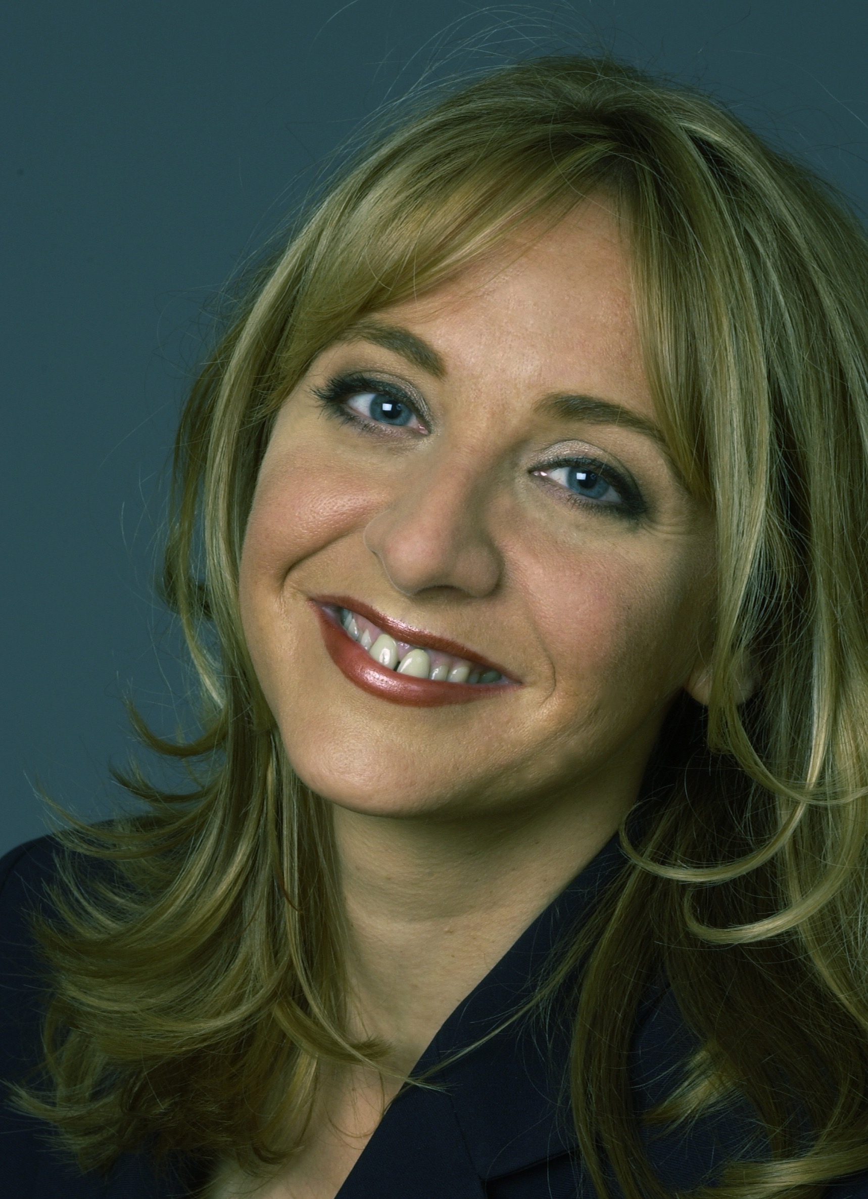 Louise Hélène Paquette, professeure à HEC Montréal, est spécialisée dans l'analyse des transformations de l'industrie de l'audio. Elle explore notamment les défis et les opportunités liés à l'intégration des technologies numériques et l'évolution des formats d'écoute.