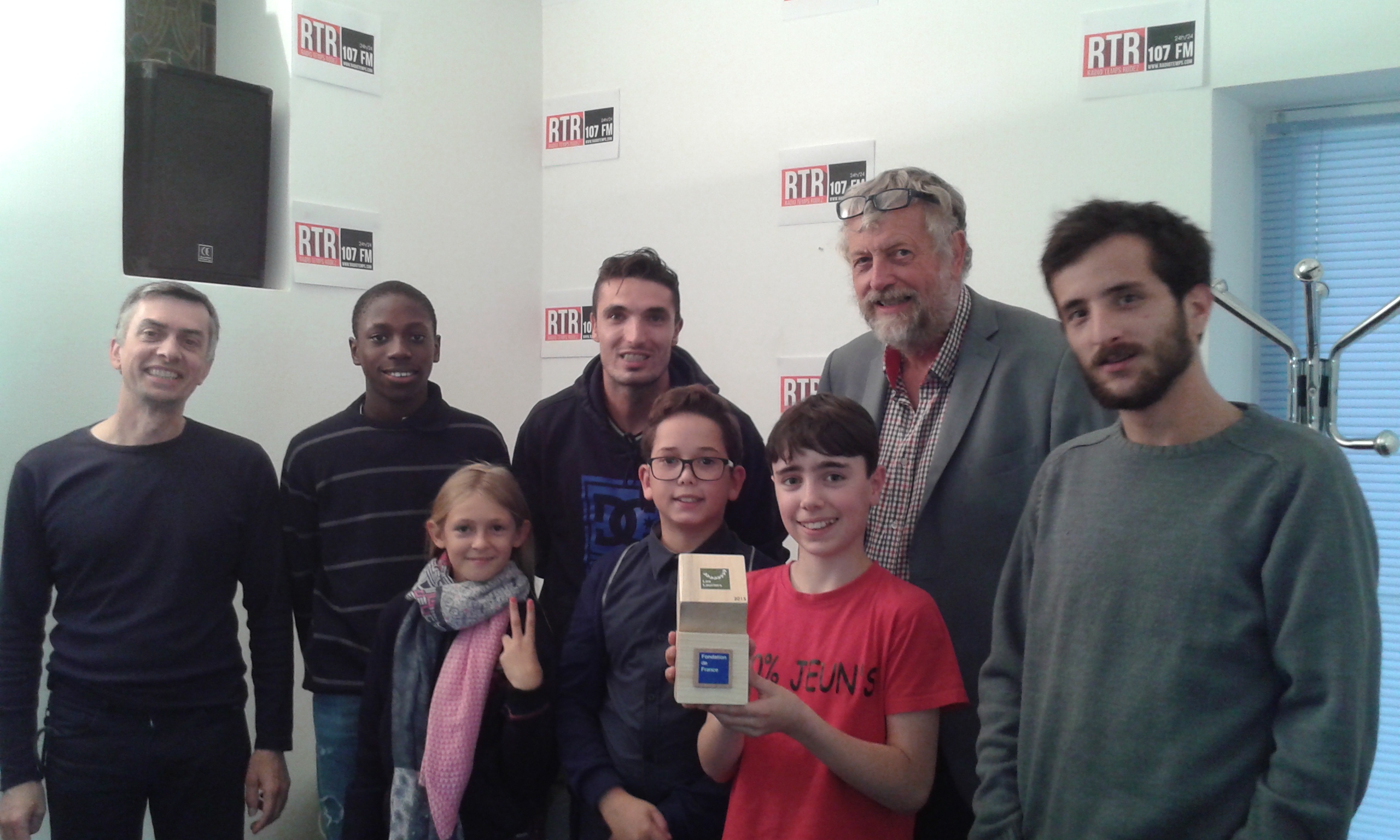 (de gauche à droite) : Jean-Pierre Alexandre, responsable des programmes de RTR, Aboulay, Ophélie, Gilles Bosc animateur Enfance/Jeunesse à la MJC d'Onet-le-Château, Naël, Eliott animateur et producteur de 100% Jeun's, Pierre-Étienne Vanpouille président de Radio Temps Rodez et Armand Kleve des services Sports et Programmation musicale de RTR
