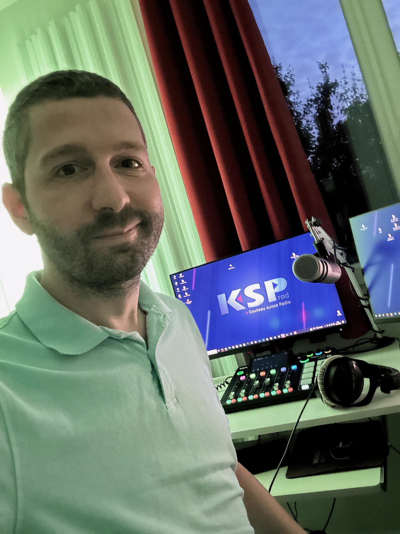 Cyril Morenghi devant sa Rodecaster Pro.