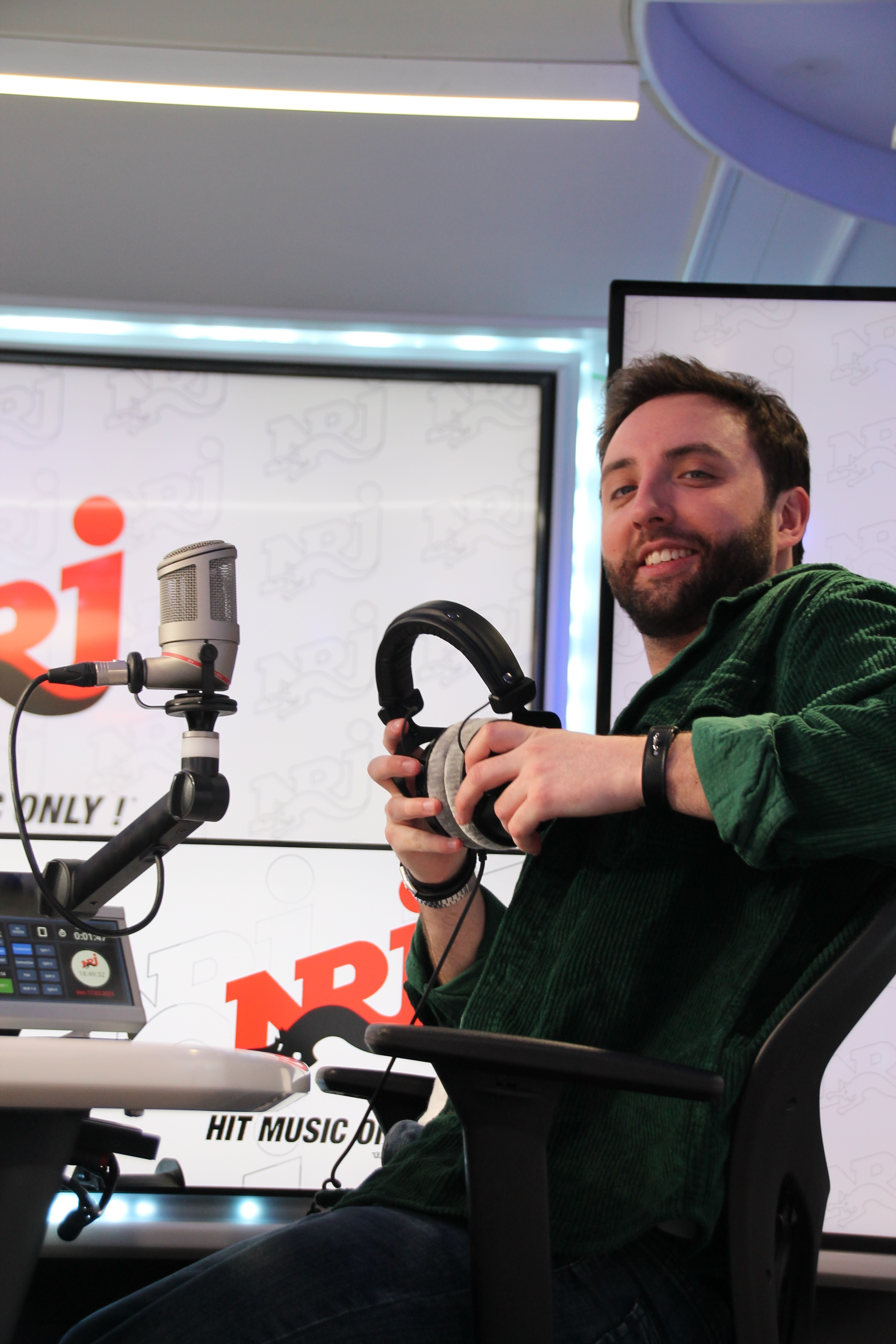 Thibault Le Coz, animateur sur NRJ depuis ses 18 ans, incarne à 28 ans la relève d’une génération prometteuse qui allie spontanéité, proximité et énergie à l’antenne. © La Dame Jeanne