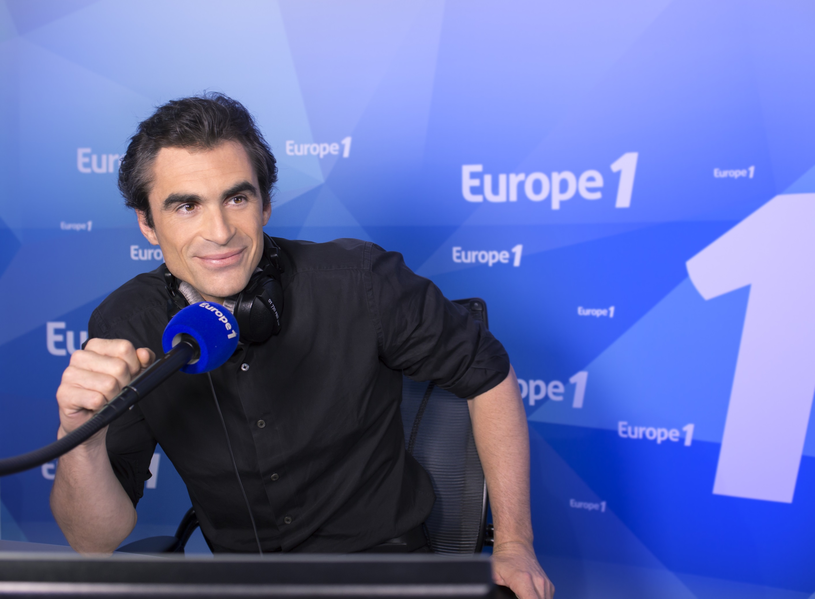 Raphaël Enthoven, au micro d'Europe 1, attire le samedi, 308 0000 auditeurs © Nikos Aliagas