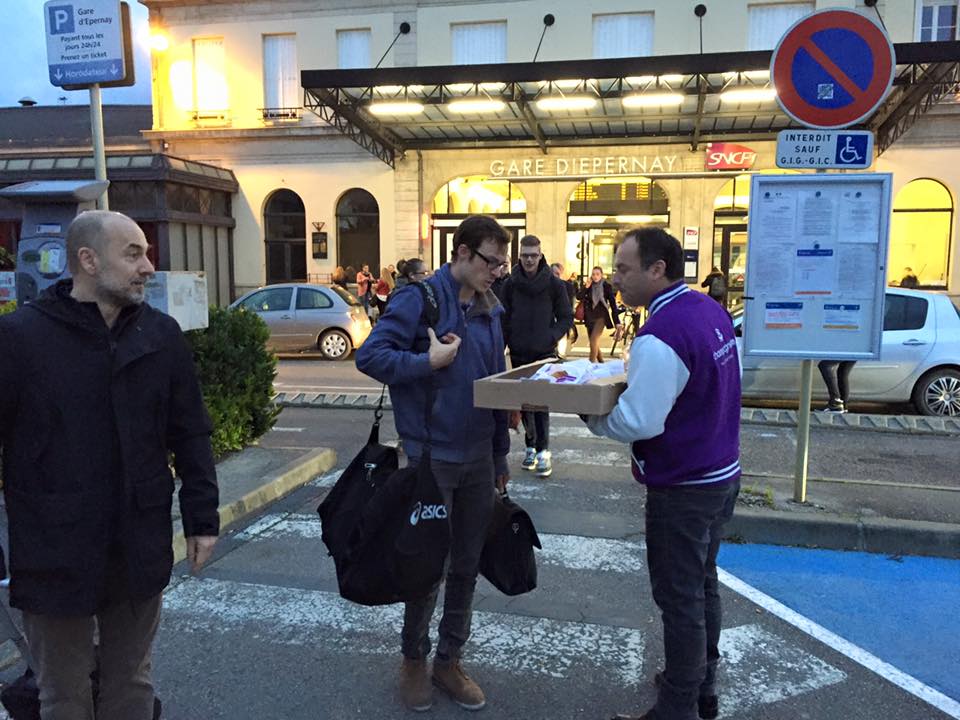 "Distribution de croissants, de pains au chocolat et de câlins" devant la Gare d'Epernay ce matin