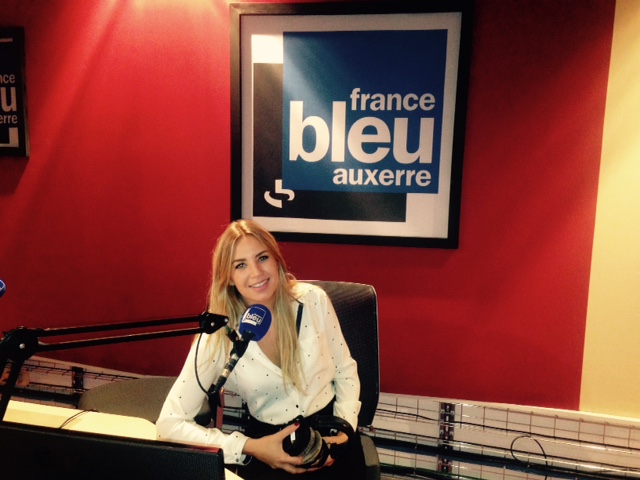 En plus de Nîmes, Jeanelle a aussi fait beaucoup de remplacements à France Bleu Auxerre. Elle également passée par Cherbourg et Avignon