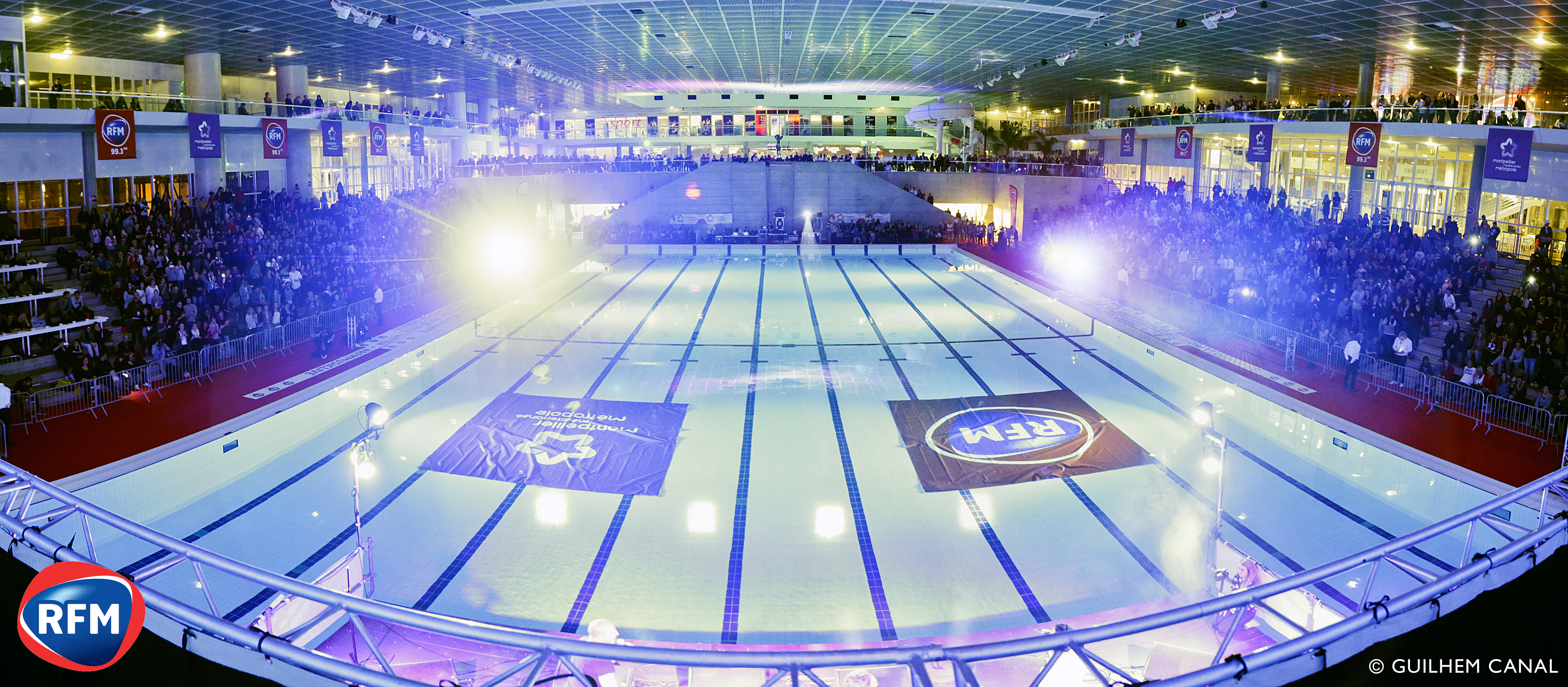 C'est devant 2 000 personnes que tous les artistes se sont produits sur une scène installée sur l'eau © Guilhem Canal