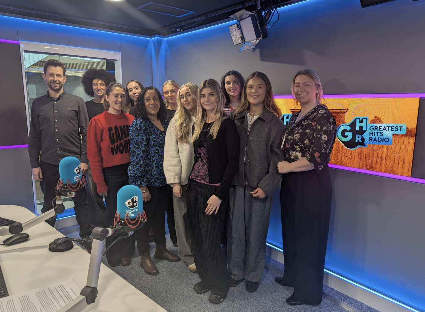 Les étudiants sélectionnés pour le programme de mentorat en journalisme de Bauer Media Audio visitent les studios de Greatest Hits Radio. Une occasion unique pour ces futurs journalistes de rencontrer l’équipe éditoriale et d’échanger avec des professionnels du secteur.