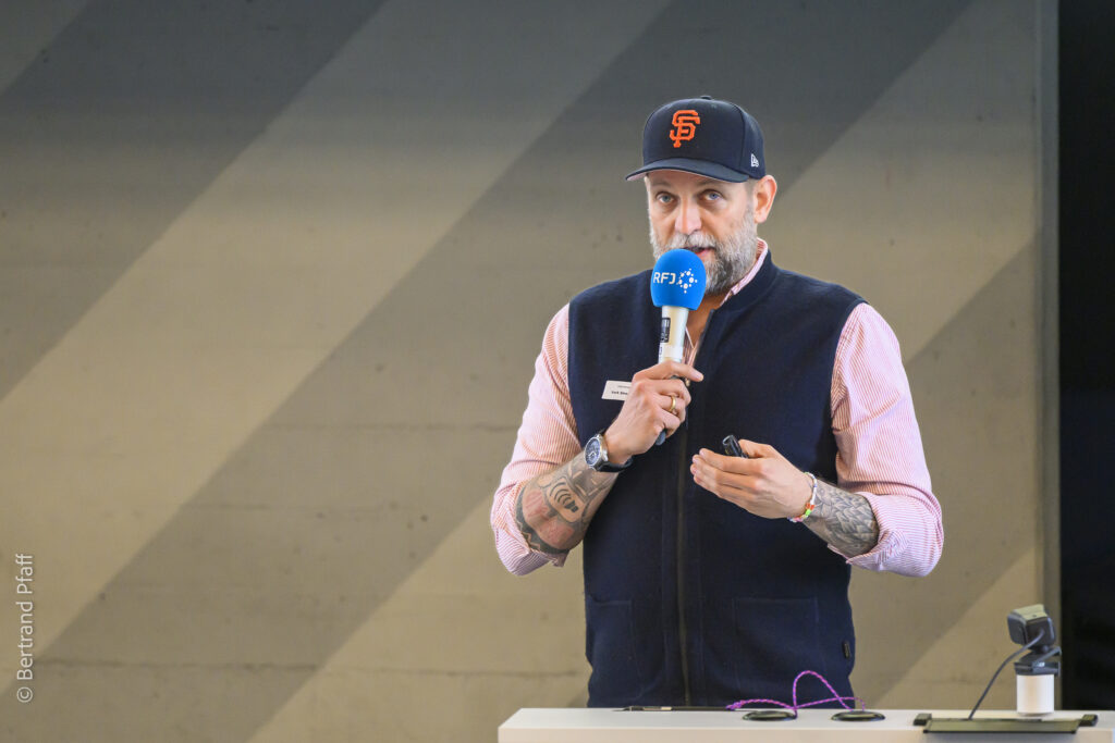 York Strempel, lors de la Conférence ARARO à Neuchâtel, plaide pour l’authenticité des animateurs face à l’essor de l’IA. © Bertrand Pfaff.