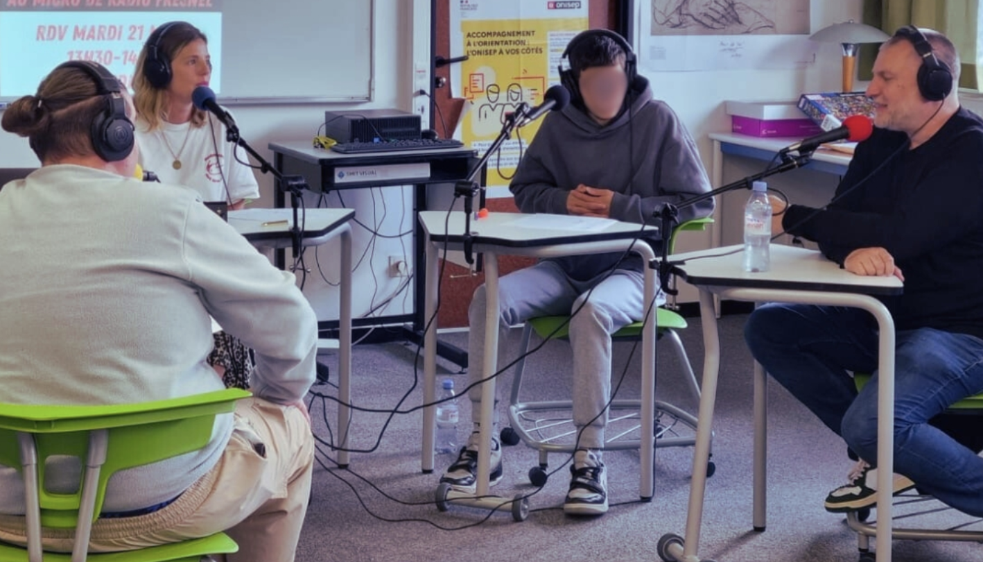 Marie Jansen, journaliste, intervenante en EMI, avec la participation de Fred Musa lors d'un atelier organisé au lycée Fresnel (Paris 15) © Marie Jansen.