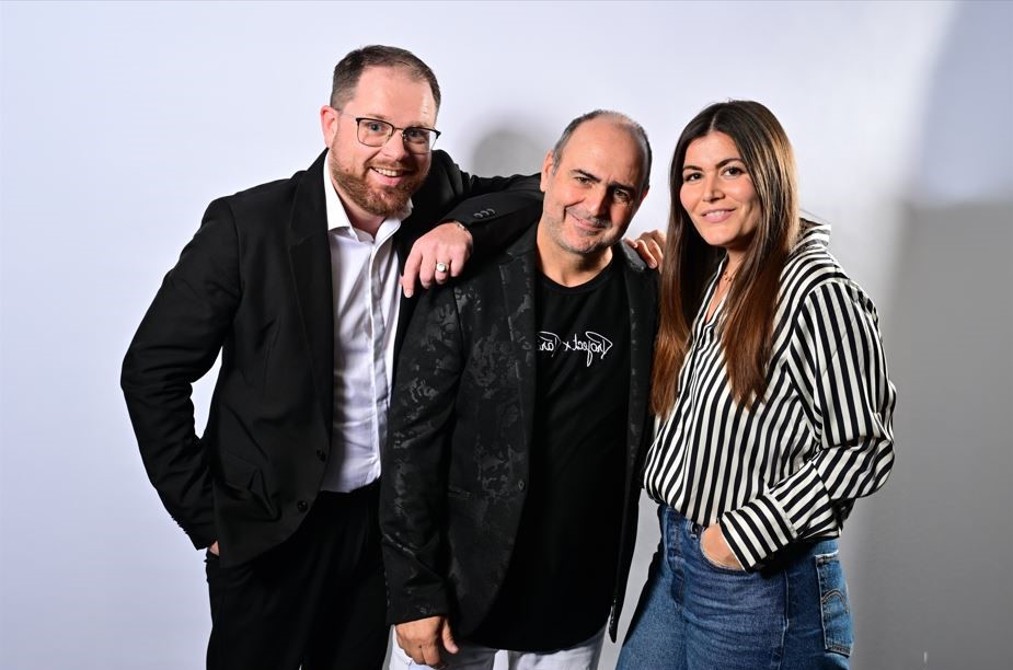 De gauche à droite : Jérémy Kiffel, Éric Sinclair et Angie Castel, la bande des #LEVTOT sur Kiss FM. © Kiss FM.