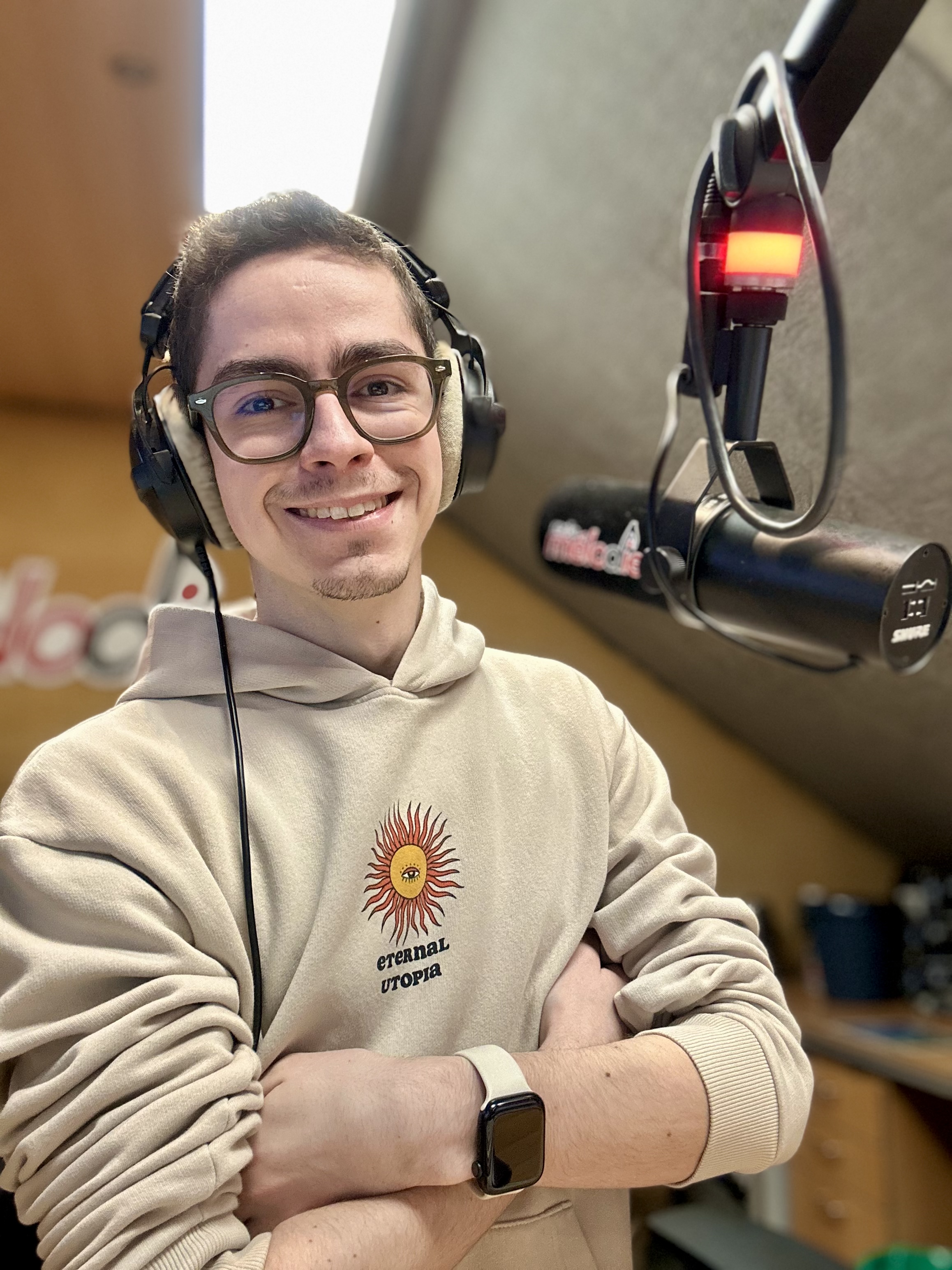 Quentin Houver, animateur du Grand Réveil sur Radio Mélodie et programmateur musical, dans le studio de la radio à Sarreguemines.