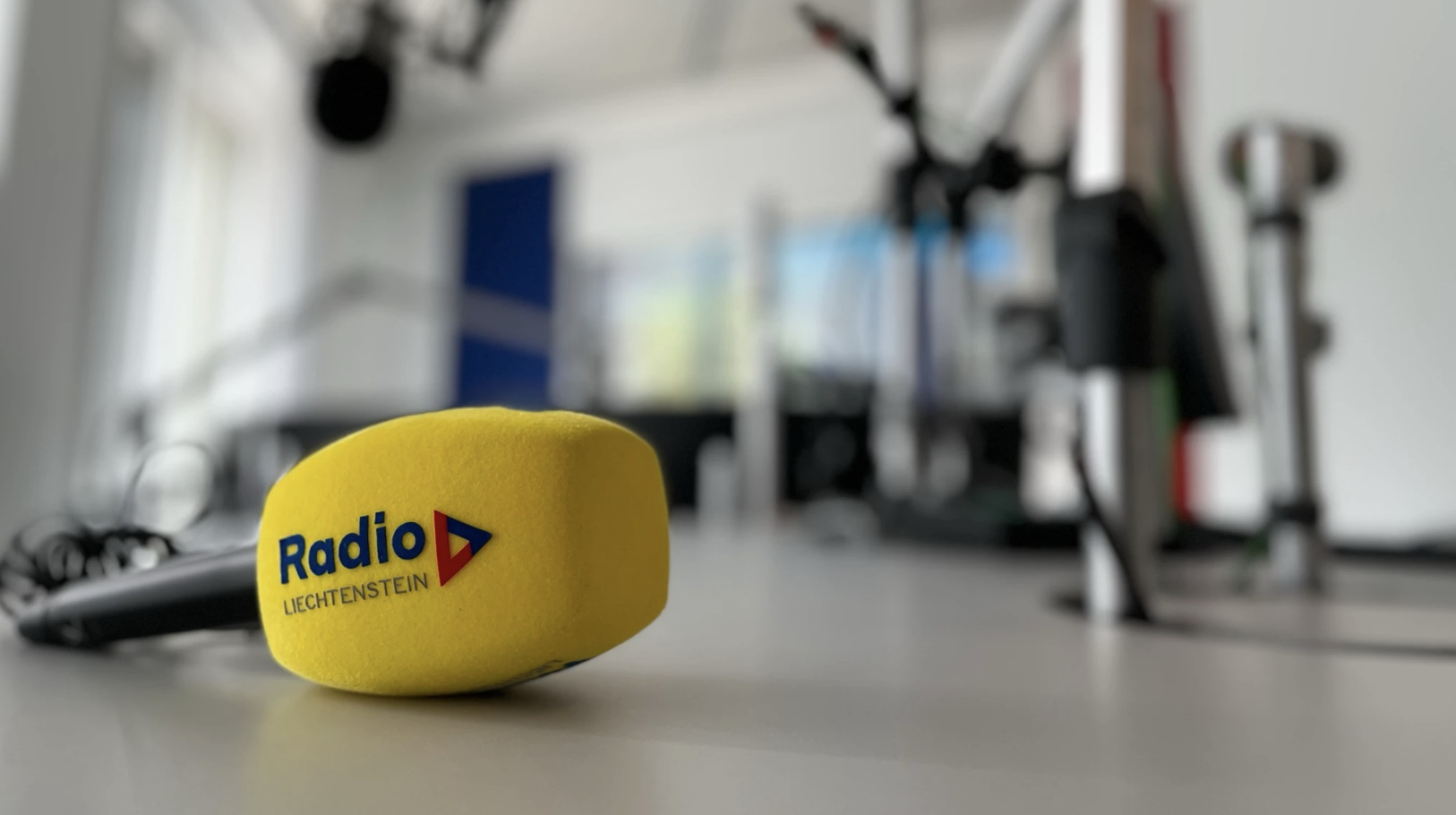 Témoin muet d’une histoire radiophonique qui s’éteint : le micro de Radio Liechtenstein repose désormais sans fréquence à servir © Radio Liechtenstein