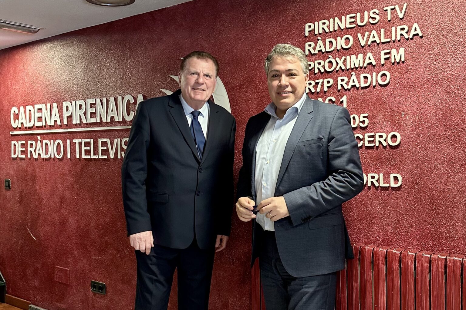 Jean Clergue et Eduard Navarro ont signé leur partenariat dans les locaux de Cadena Pirenaica en Andorre © @RadioValira