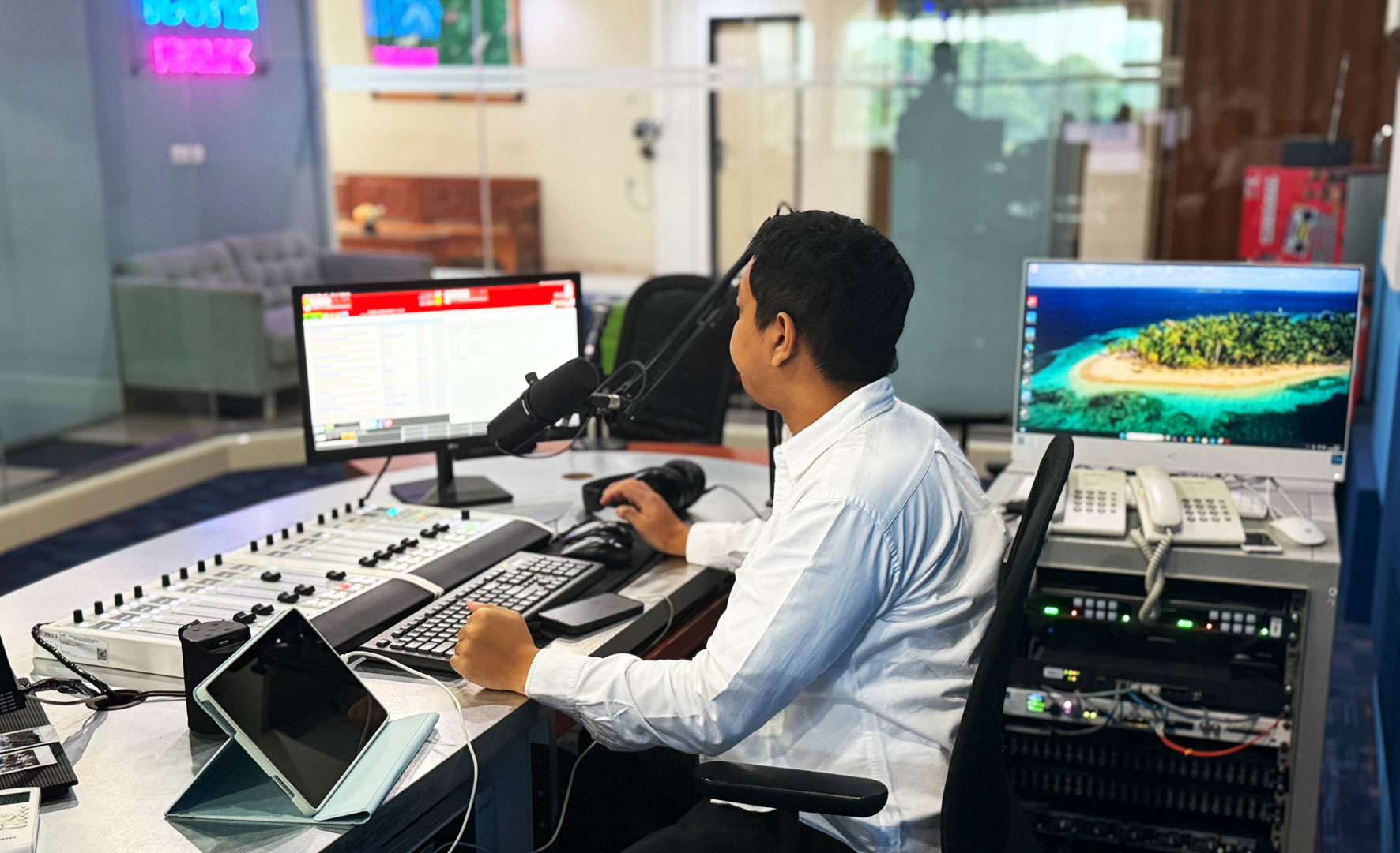 La personnalisation des consoles facilite la gestion des contenus en direct comme en différé, et s’inscrit dans une volonté de simplification des tâches opérées par les techniciens.