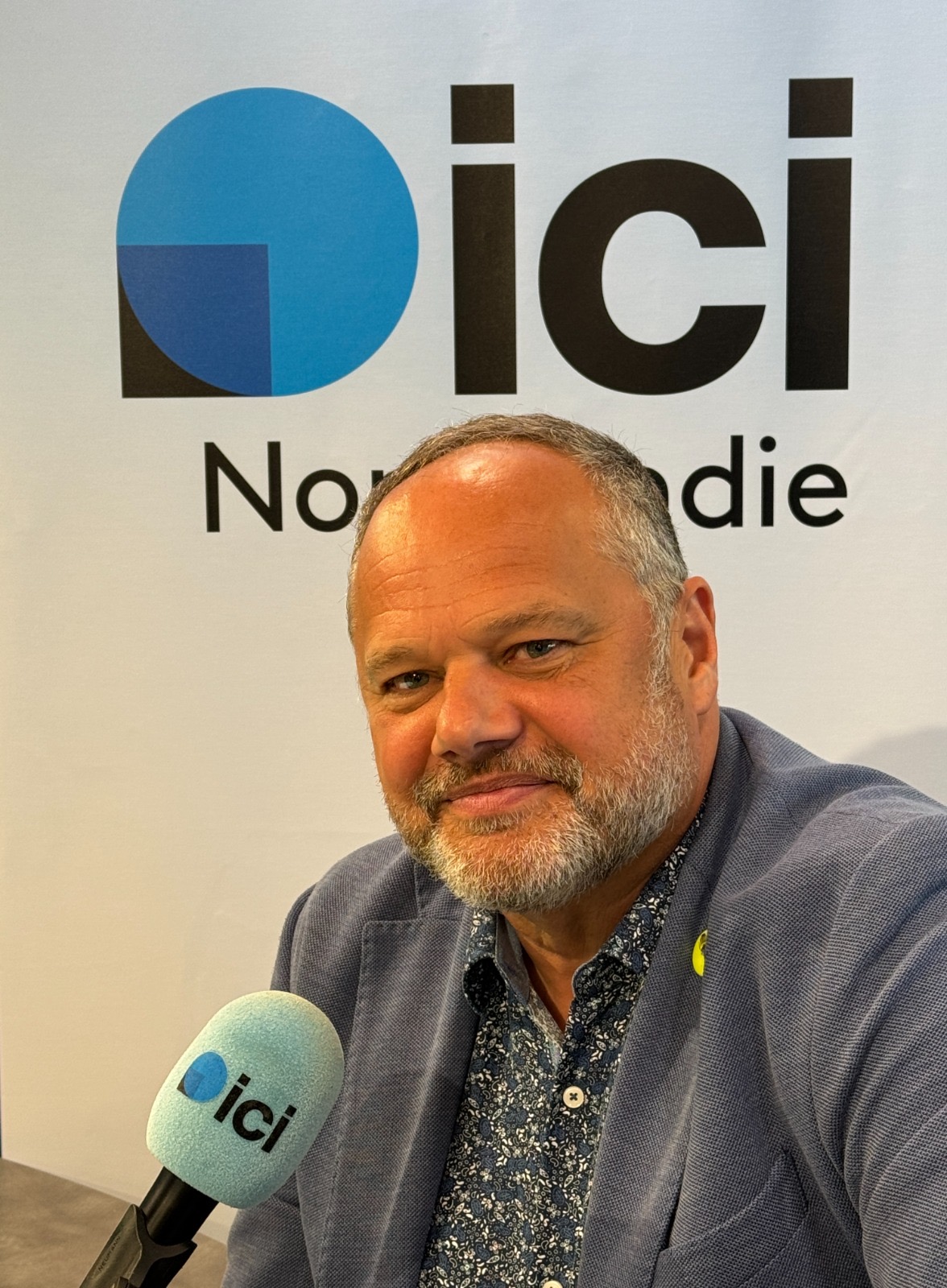 Pierre Desaint dirige une vingtaine de personnes à ici Normandie.