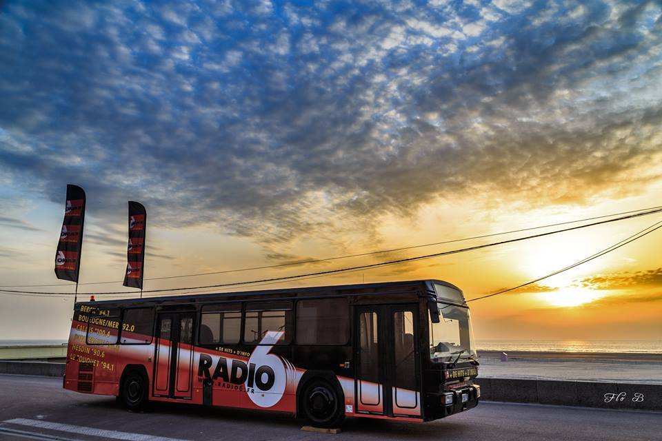 Le célèbre bus de Radio 6 ne sert pas qu'à transporter l'équipe et les auditeurs : il est également aménagé en studio