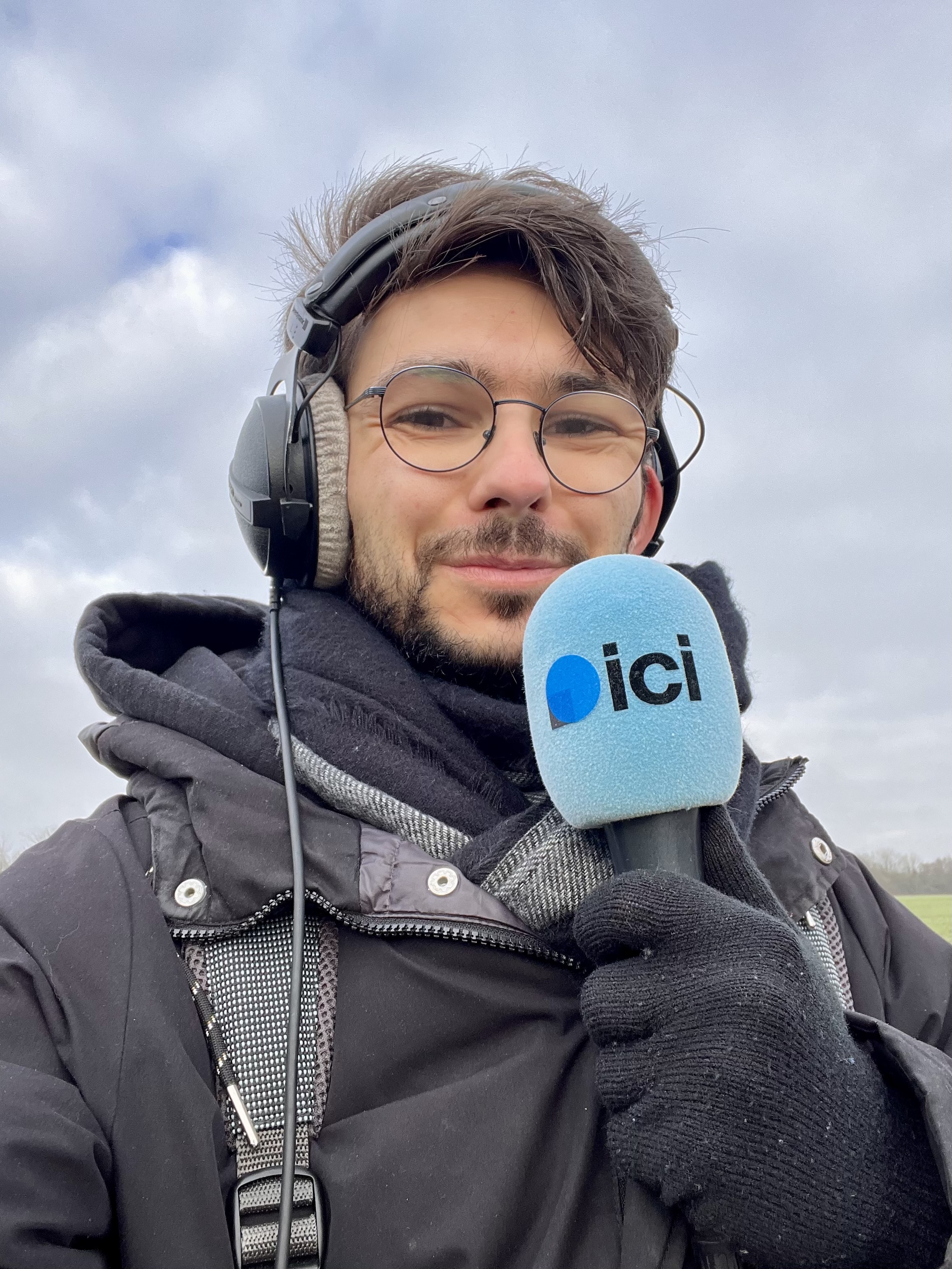 Maxence Radovic, micro en main et casque sur les oreilles, incarne une nouvelle génération d’animateurs sur ici Lorraine. À 25 ans, il construit son avenir dans le service public en misant sur la proximité et l’adaptabilité. © Radio France.
