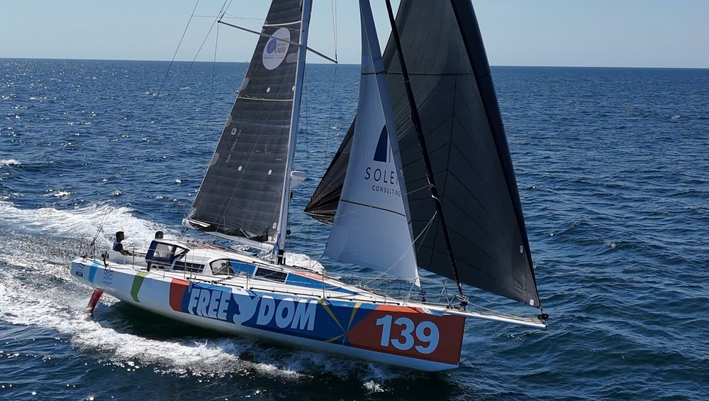 Le Class40 Free Dom HUA trace sa route