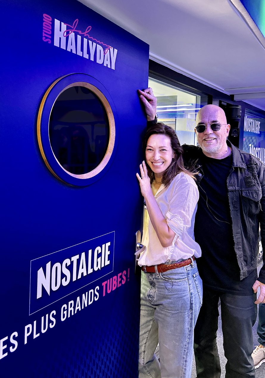 Laura Smet et Pascal Obispo ont inauguré le studio Johnny Hallyday de Nostalgie. Un espace dédié à l’hommage musical et au souvenir du rockeur légendaire.