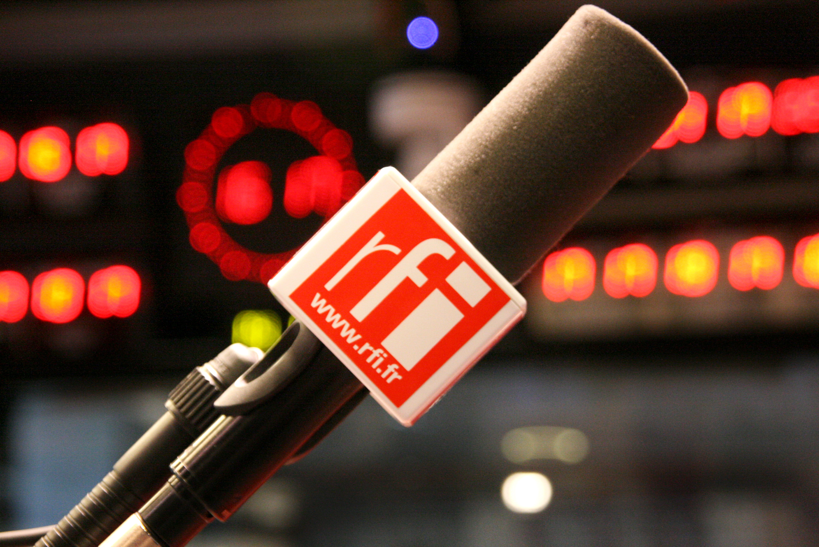 Au Gabon, RFI est diffusée en FM 24h/24 et 7j/7 à Libreville, Port Gentil et Franceville, ainsi qu'en ondes courtes et par satellite