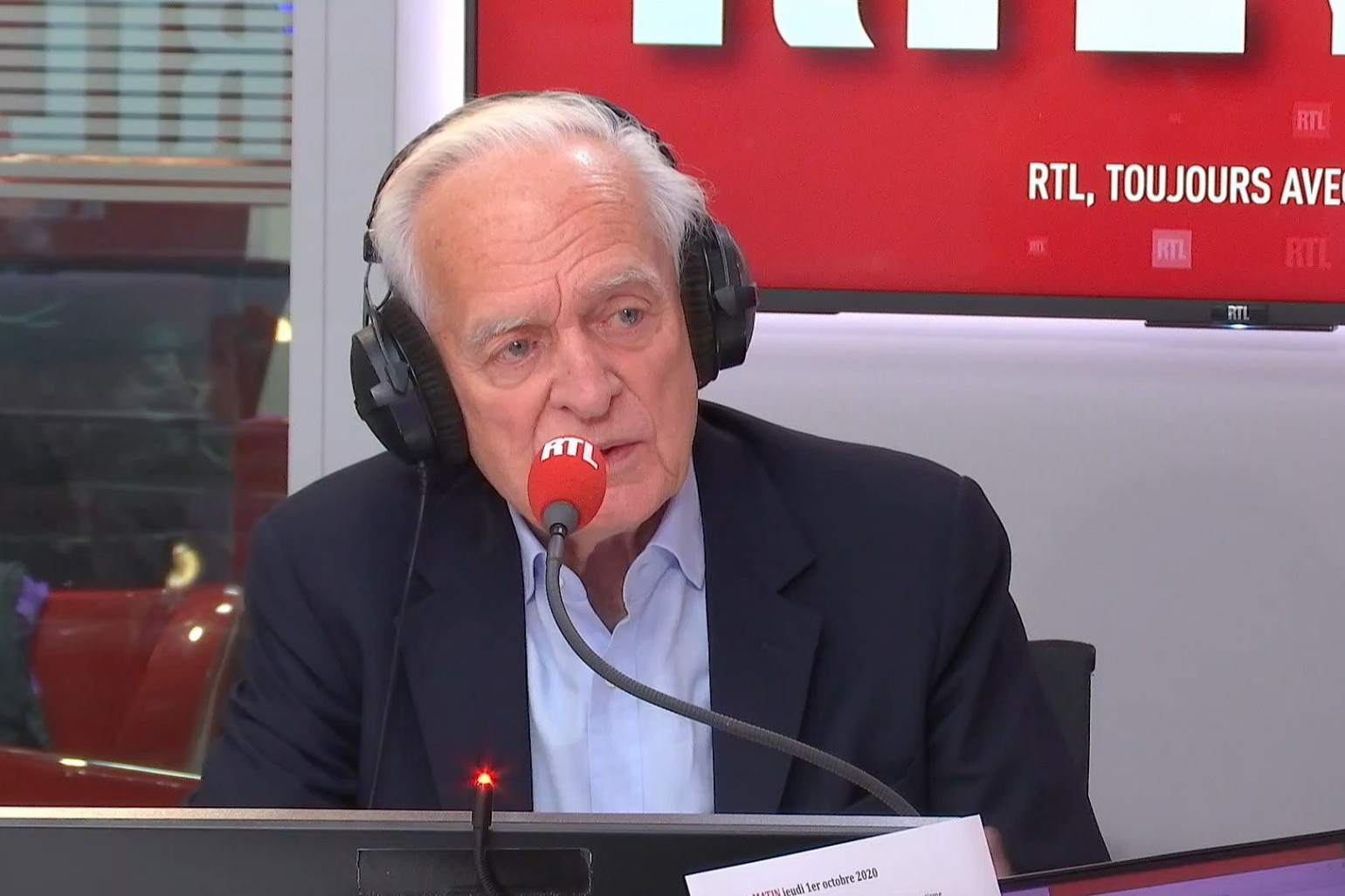 Philippe Labro au micro de RTL, figure emblématique de l'antenne et de la rédaction, immortalisé dans le studio qui portera désormais son nom. Crédit : capture d'écran RTL