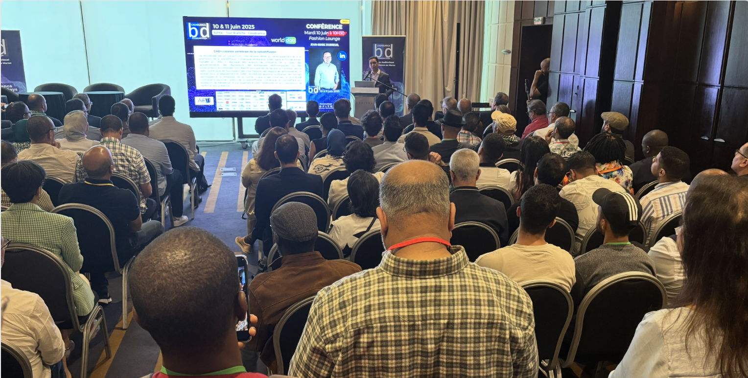 Younes Yamouni présente Jean-Marc Dubreuil du WorldDAB avant son intervention