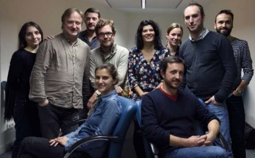 Estelle Cognacq, rédactrice en chef, Baptiste Schweitzer, rédacteur en chef adjoint, et une équipe mixte de dix journalistes issus des antennes radio et numériques de France Info