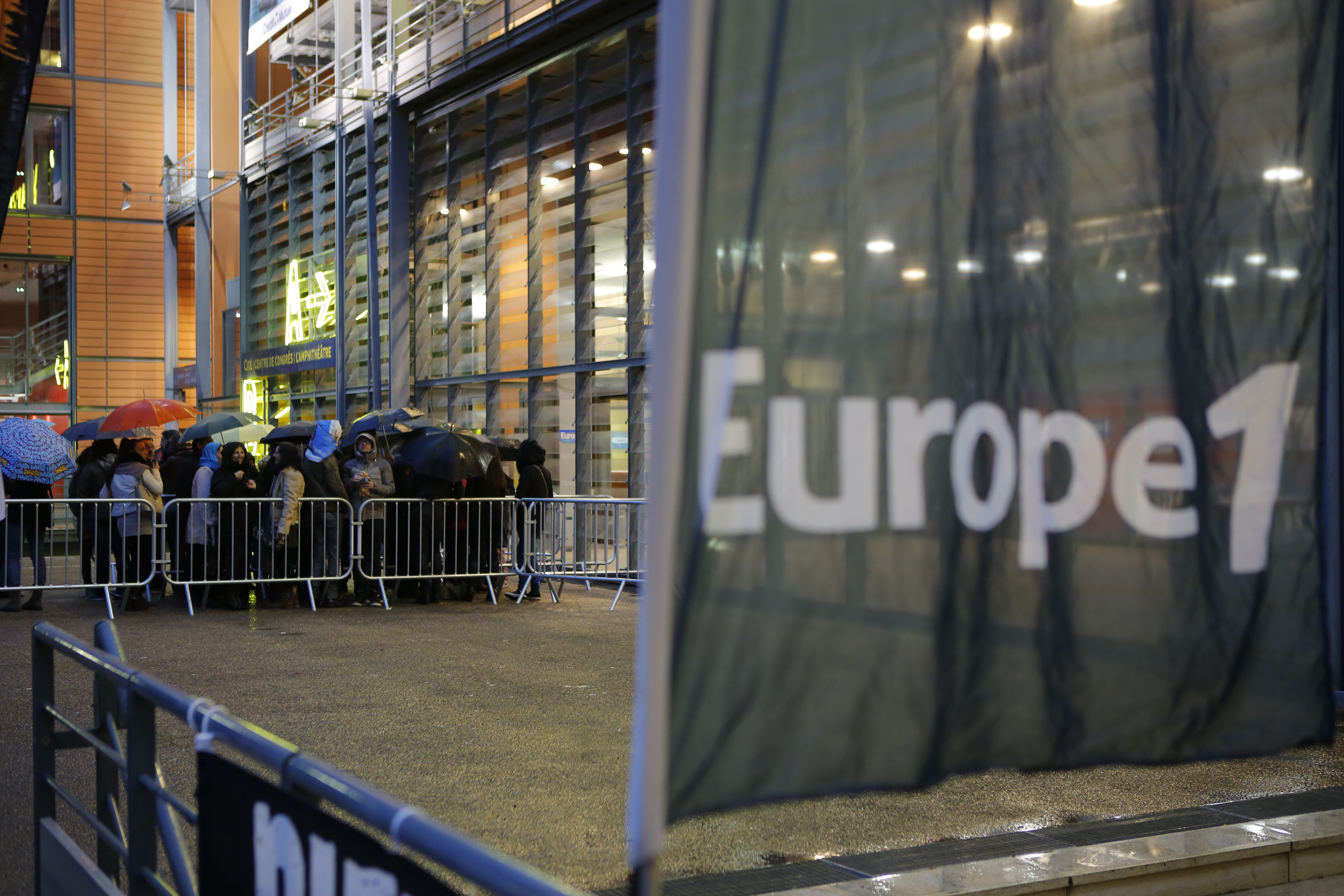 Les spectateurs se sont pressés très tôt, sous la pluie, devant l'Amphithéâtre de Lyon. Photo : P.Laurent / Capa Pictures / Europe 1