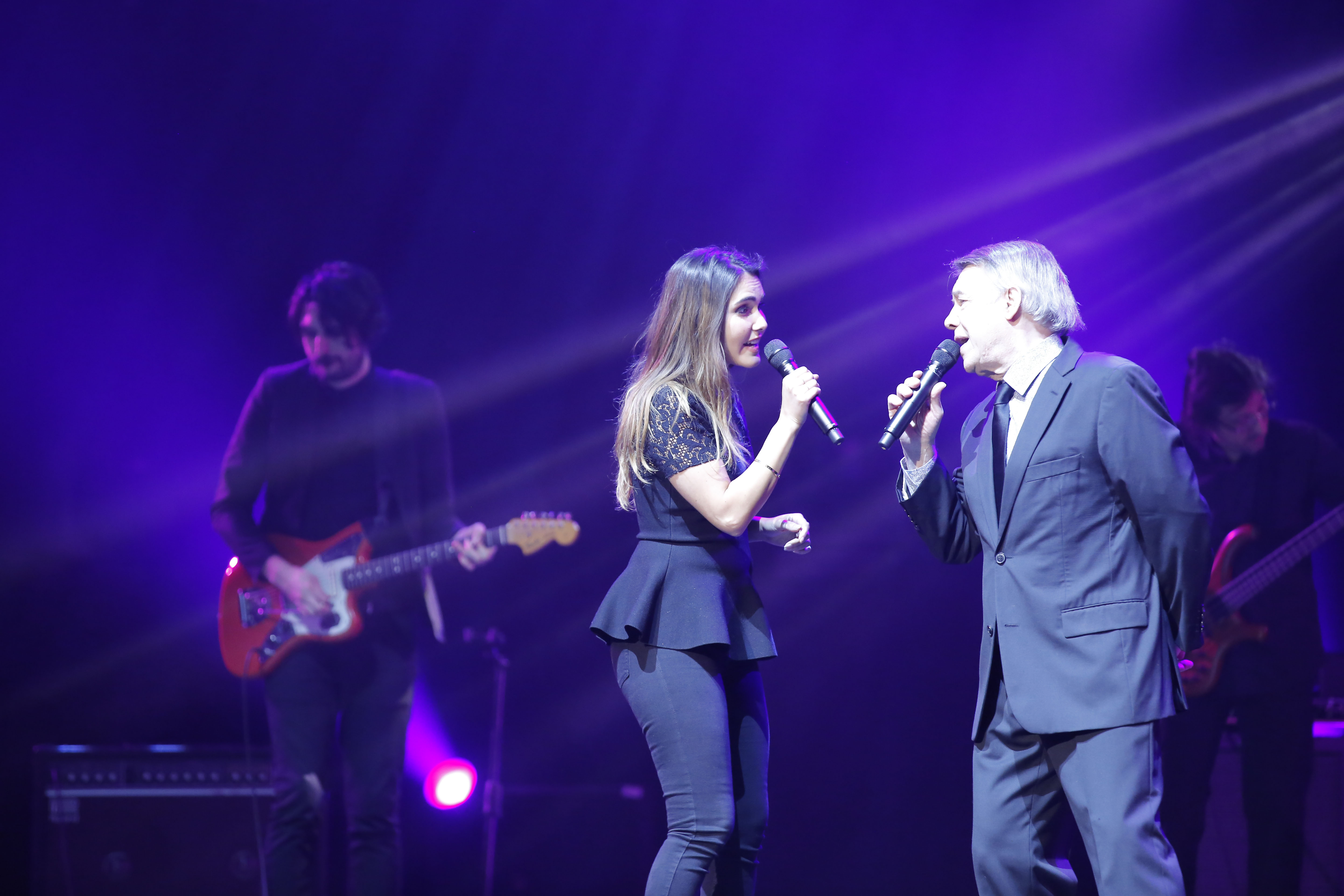 Rencontre de deux générations sur scène : Joyce Jonathan et Salvatore Adamo. Photo : P.Laurent / Capa Pictures / Europe 1