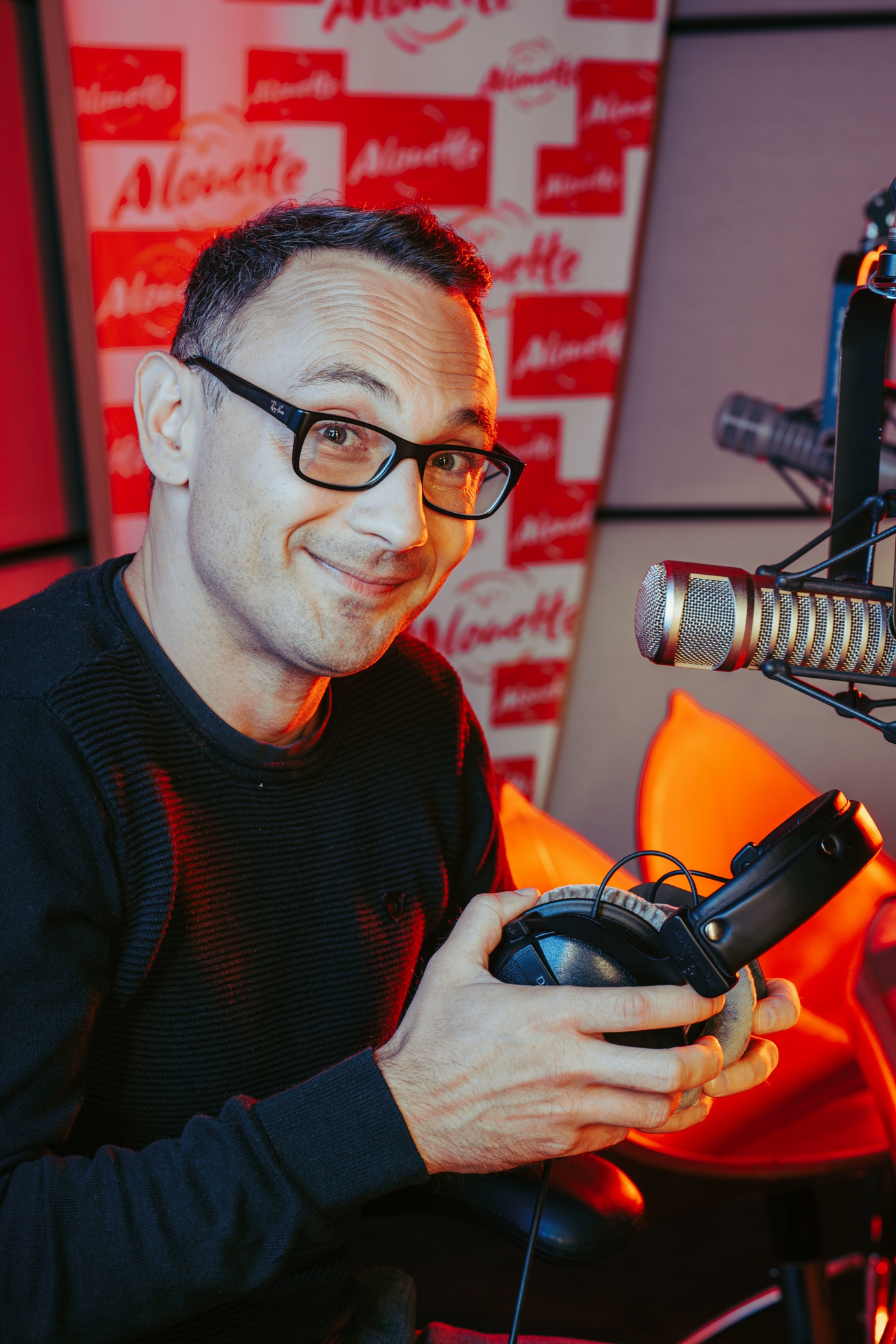 Arnaud, surnommé Arno, cumule les fonctions en assurant à la fois l’animation du prémorning et la responsabilité de toute la production antenne d’Alouette.