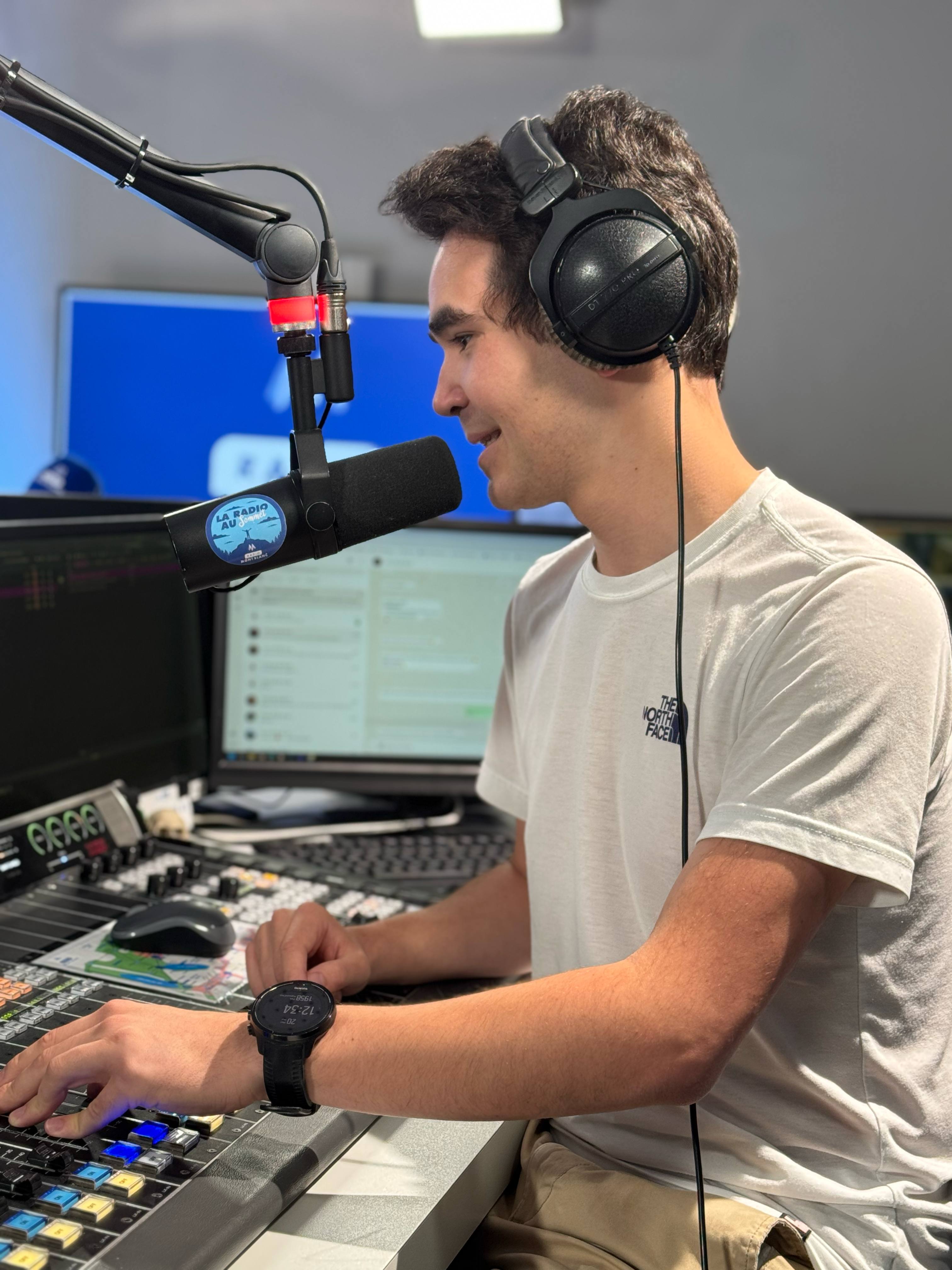 Guillaume Stoeber dans le studio de Radio Mont Blanc, entre mixage et mise en ondes. À 22 ans, il orchestre à la fois l’antenne, la production et les interviews locales.
