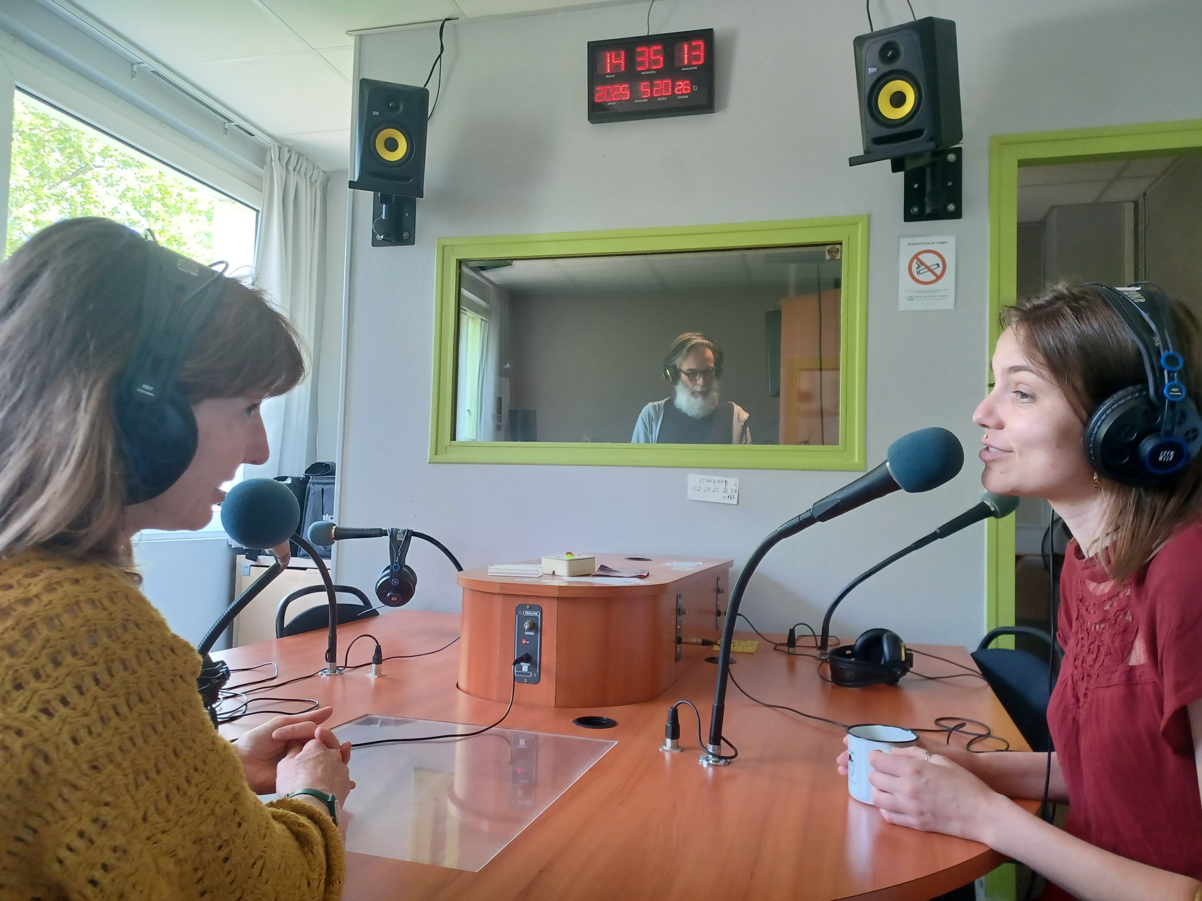 Grâce à la mobilisation autour de la survie de la station, Jet FM poursuit ses programmes. © Valentine Chevalier.