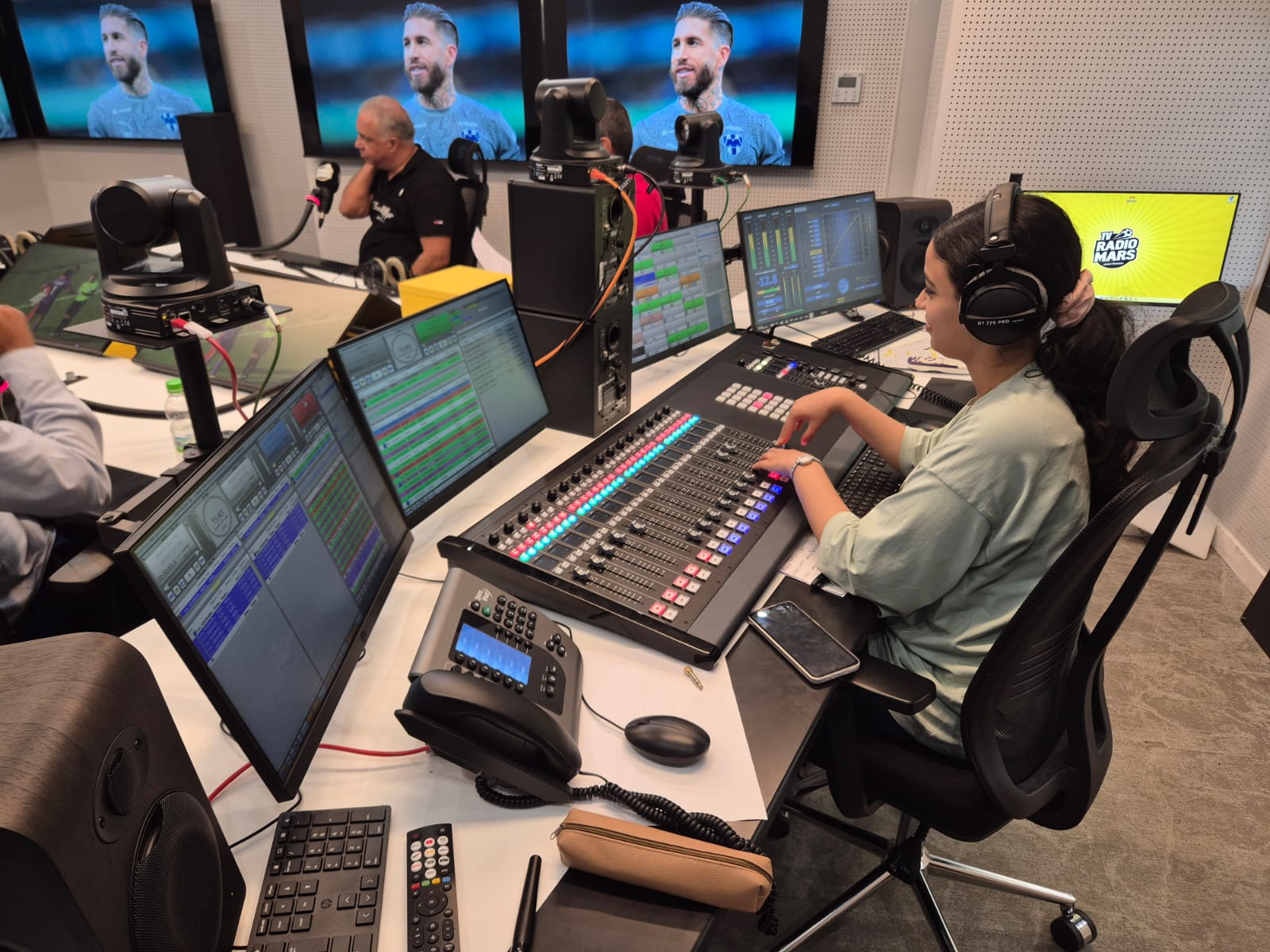 La console GSX Wheatstone dans le grand studio de RADIOMARS. © RADIOMARS.