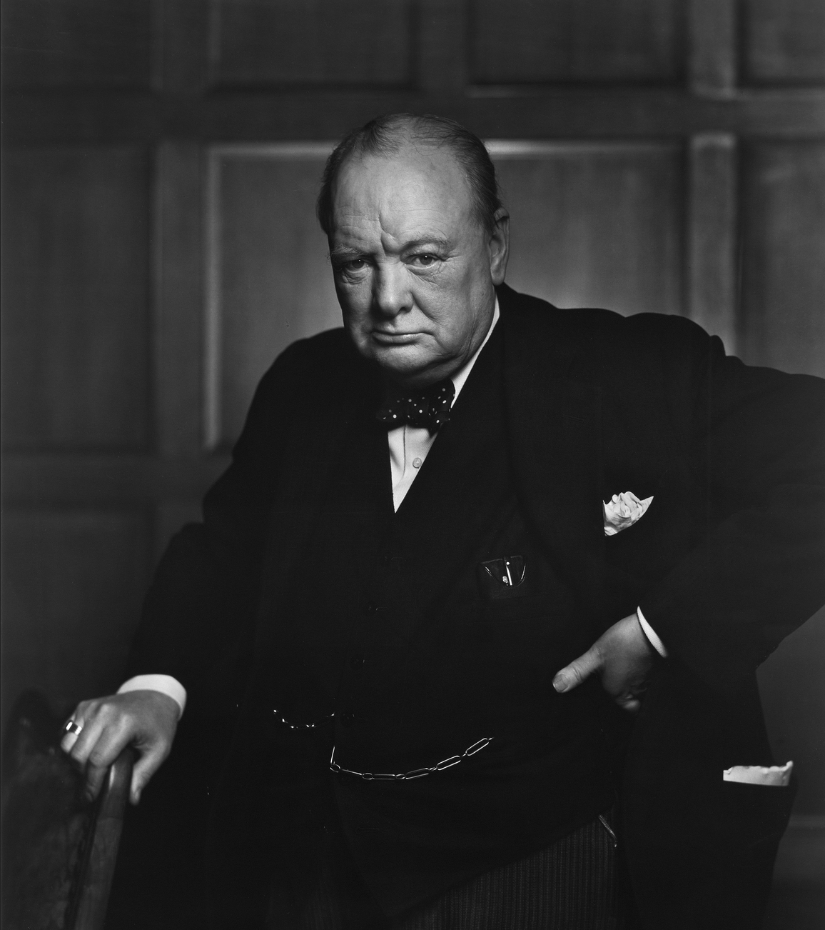 Churchill, maître du verbe radiophonique en temps de crise, modèle inattendu du leadership audio © Yousuf Karsh. Library and Archives Canada, e010751643