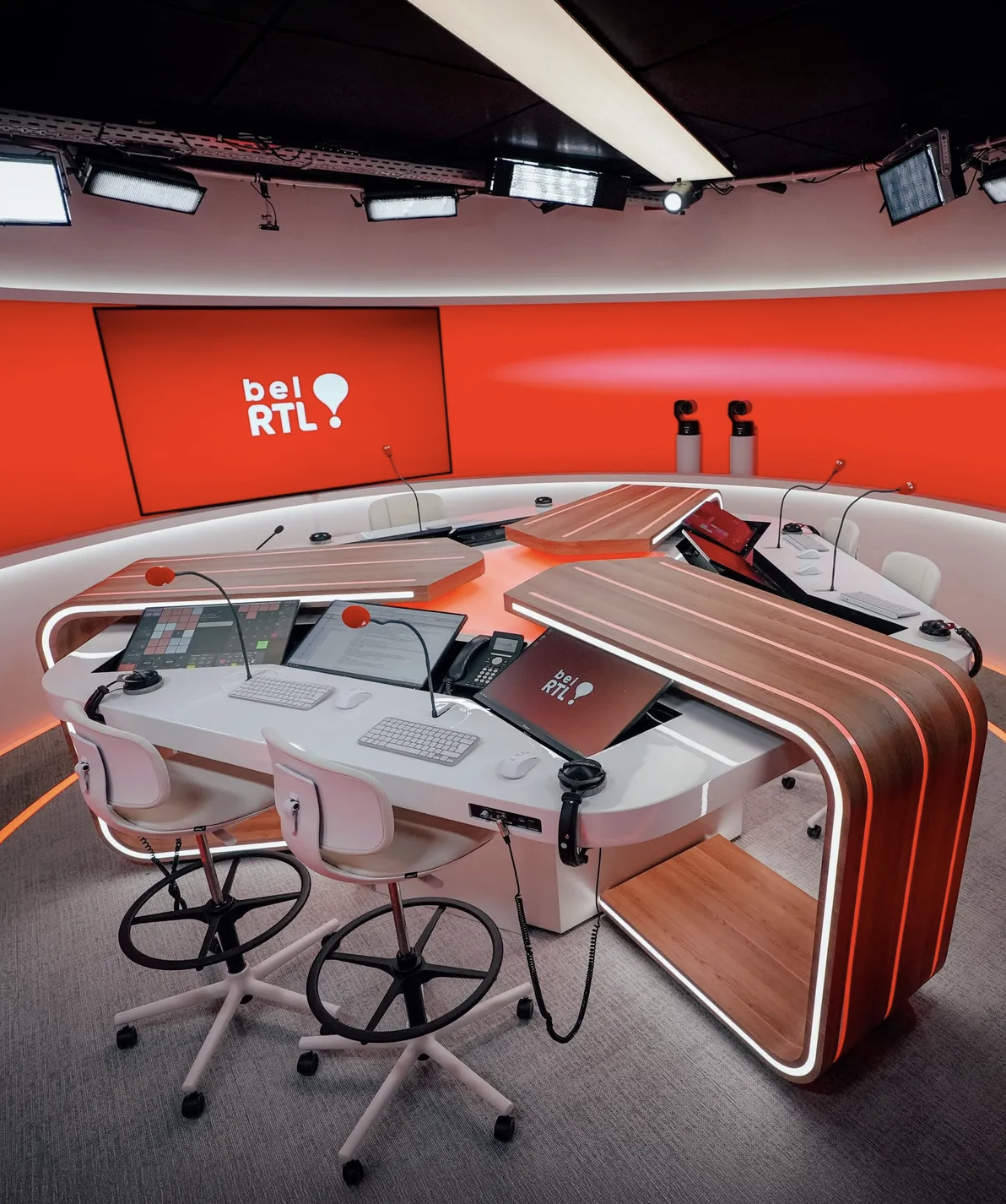 Le nouveau studio de Bel RTL, conçu pour accueillir la diffusion simultanée en radio et en télévision. Un espace hybride pensé pour enrichir l’expérience des auditeurs et des téléspectateurs.