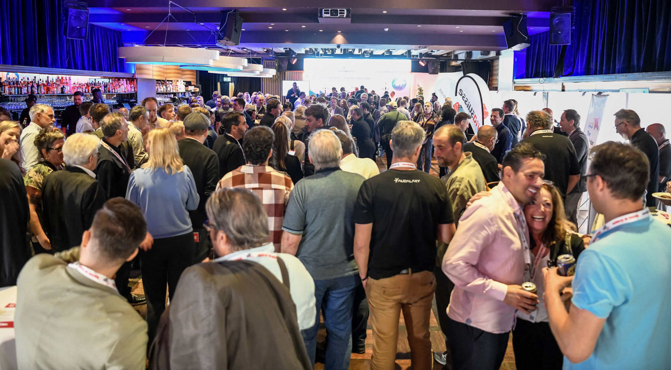 Plus de 341 participants se sont retrouvés au Kaufleuten de Zurich pour le SwissRadioDay 2025, rejoints par plus de 300 personnes en ligne via le streaming. © Tobias Stahel Photography.