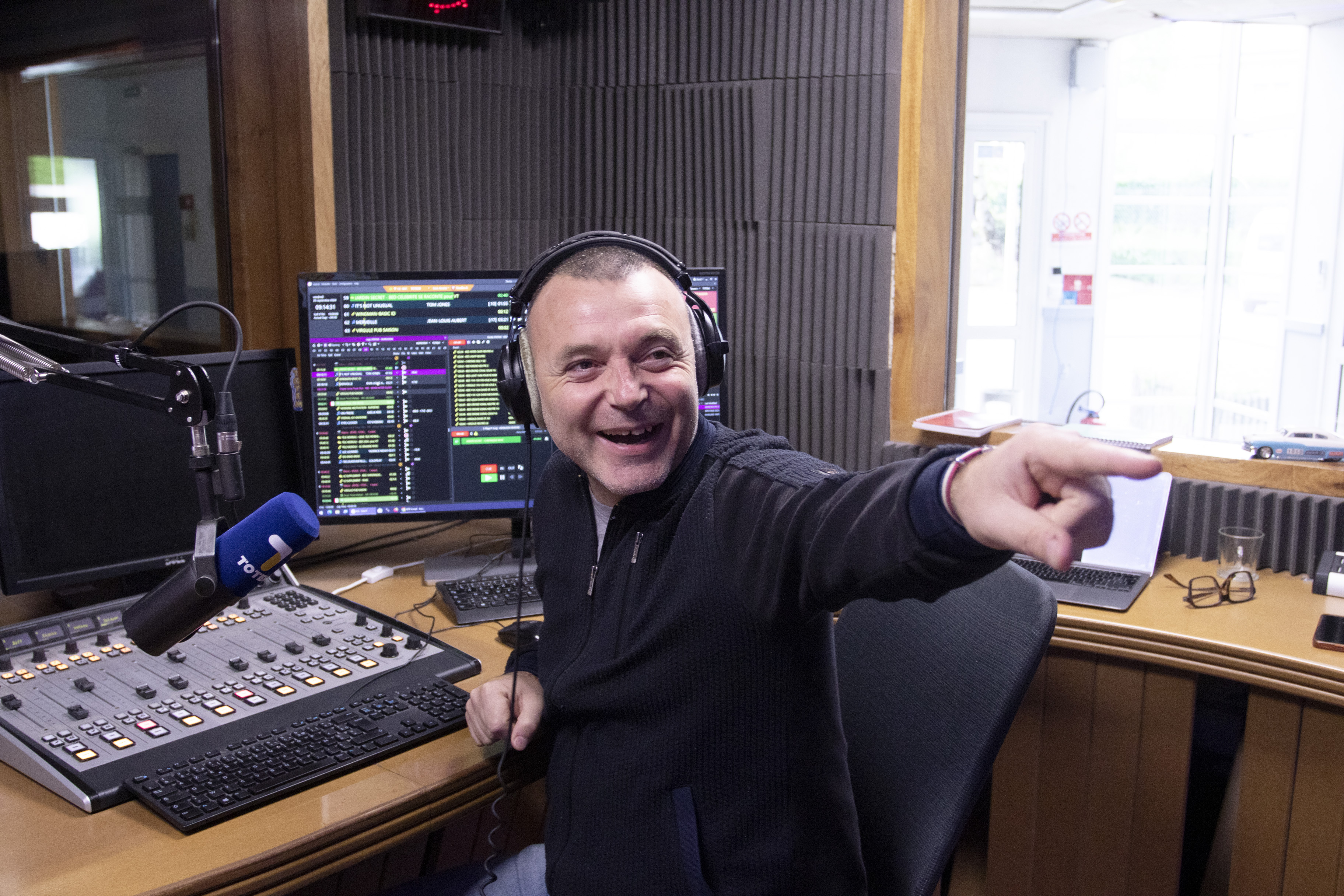 Depuis le studio de Totem, David Martin revient sur la cohabitation entre FM et DAB+, l’essor du podcast, les opérations spéciales de Totem pour la saison 2025-2026 et les mutations du métier d’animateur face à une génération attirée par l’influence ©Gilles Ruiz