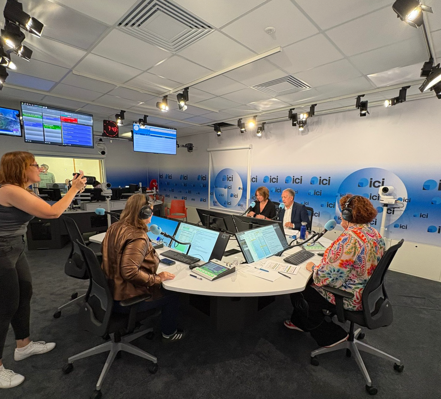 Deux heures d'infos et de services avec la bonne humeur de Vanessa Lambert et de Justine Sauvage sur Ici Armorique, désormais également sur France 3 Bretagne et la plateforme france.tv © Ici