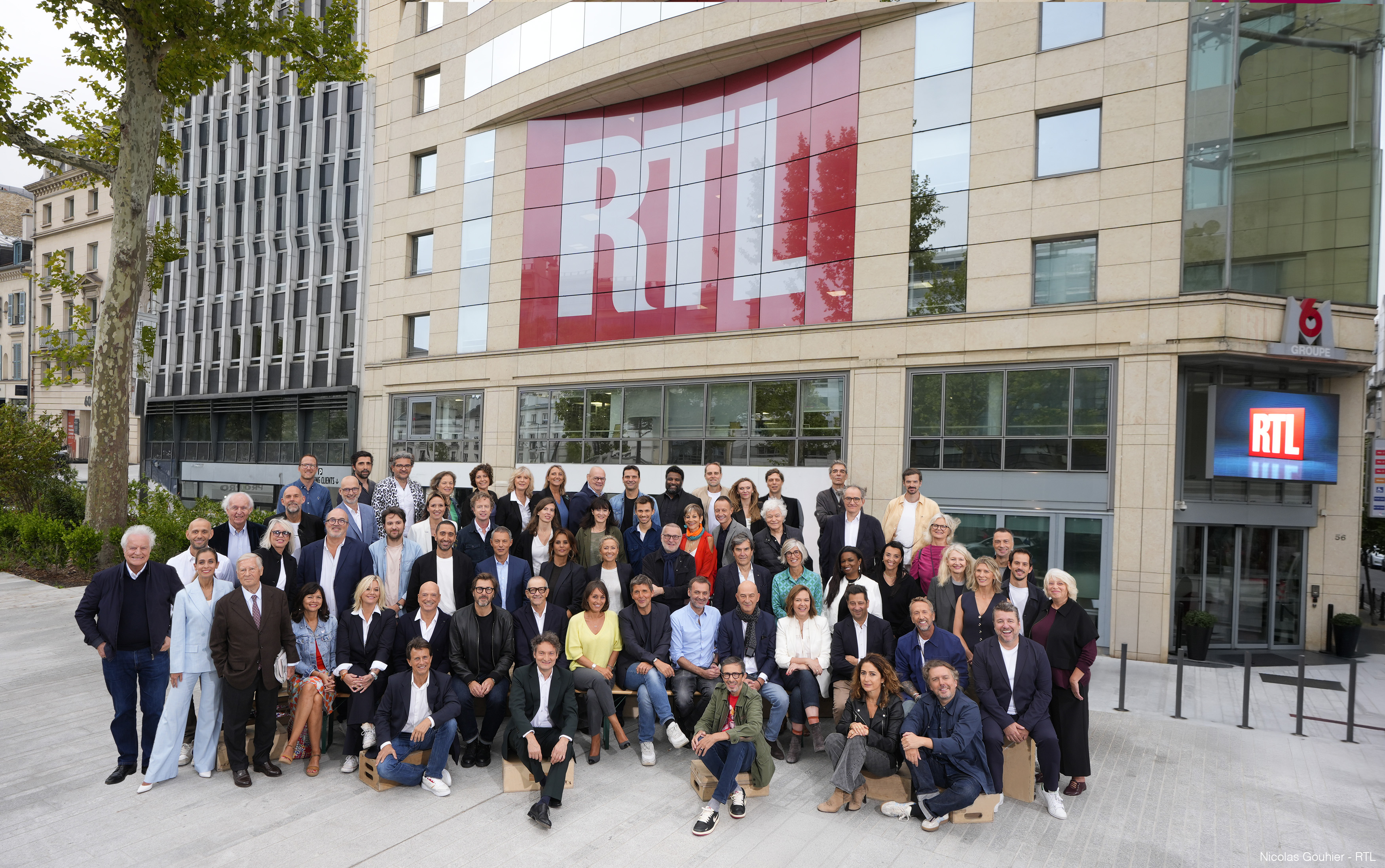 La photo de rentrée 2025-2026 de l’équipe de RTL réunie devant le siège de la station, avenue Charles-de-Gaulle à Neuilly-sur-Seine. Crédit : Nicolas Gouhier / RTL